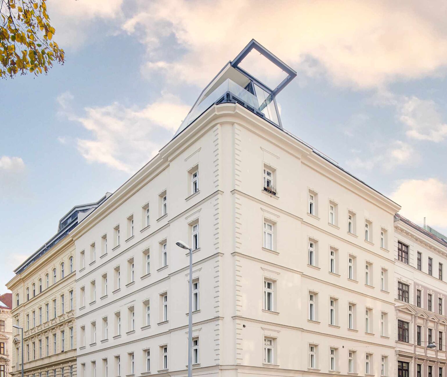 Wunderschöne Fassade des sanierten Zinshauses in der Rossauer Laende 17 1090 Wien