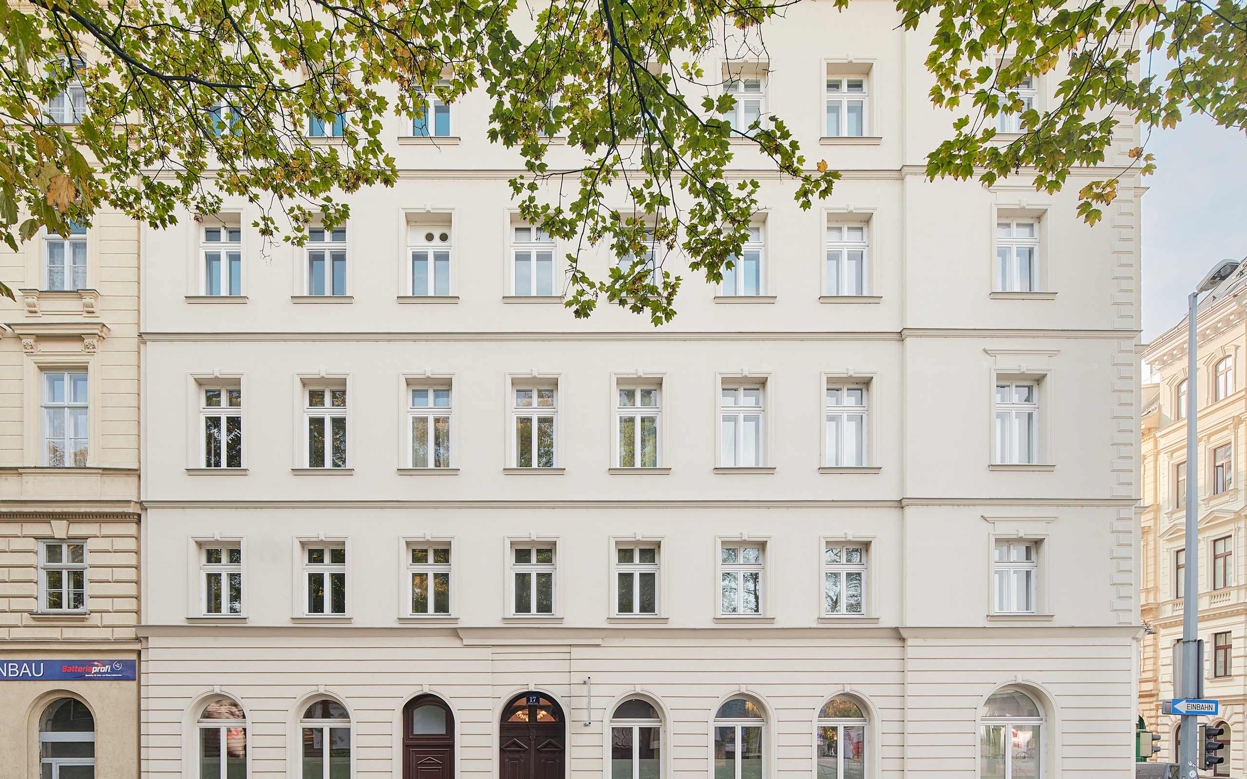 Herrliche Außenansicht des revitalisierten Zinshauses Rossauer Laende 17 1090 Wien