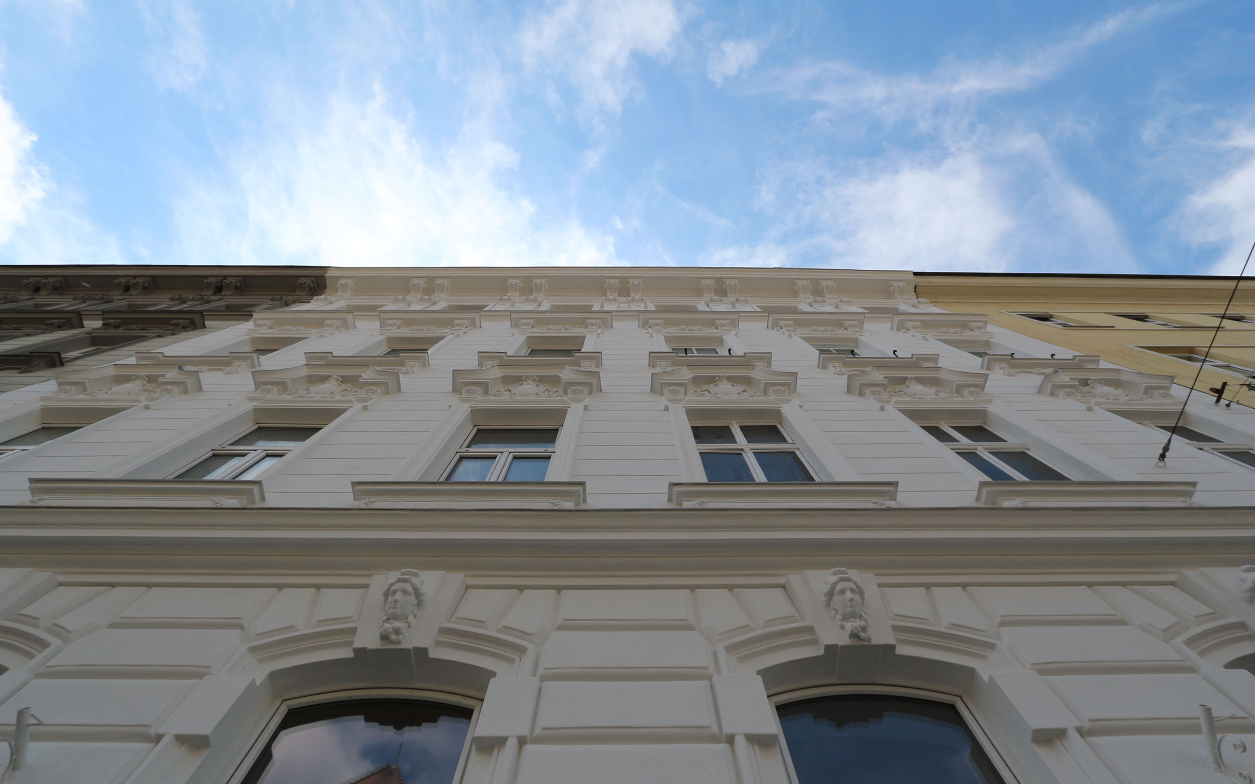 Detailansicht der prachtvollen Stuckfassade des Zinshauses Am Tabor 8 1020 Wien