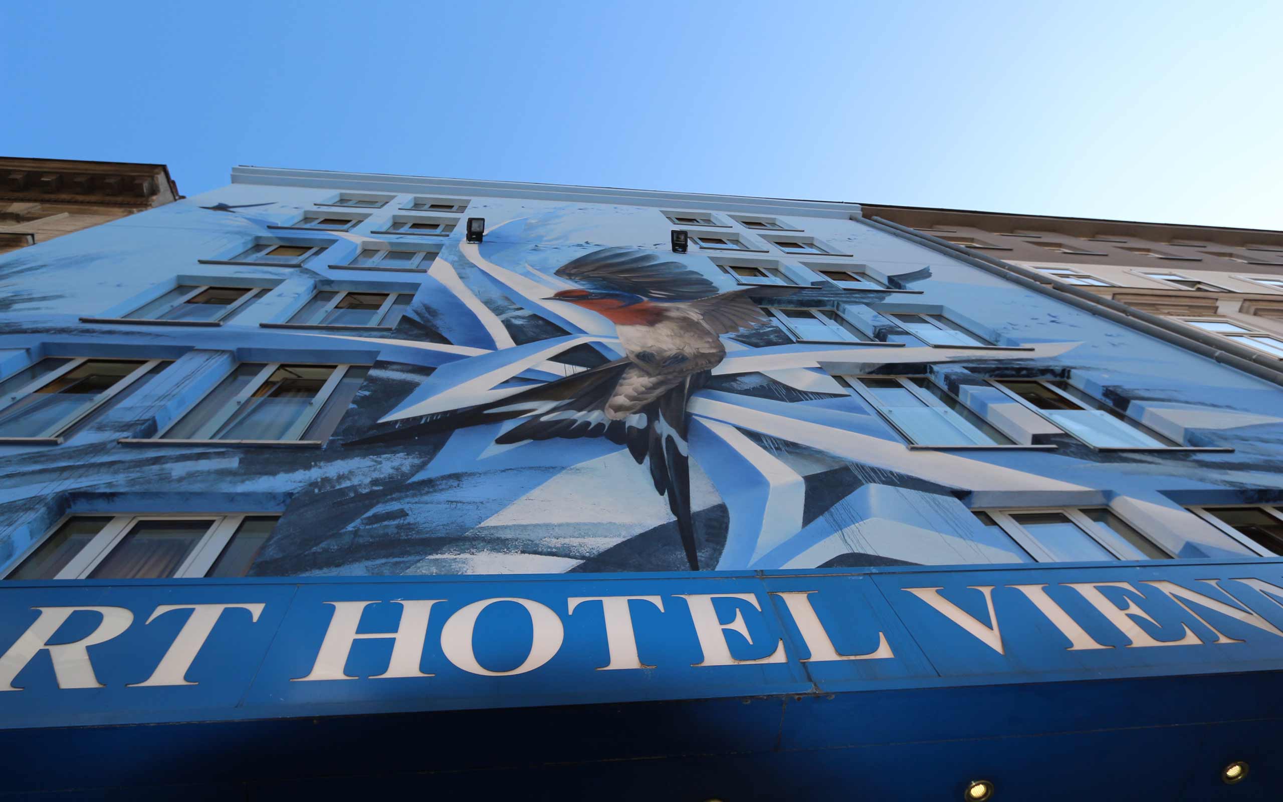 Kunstvolle Restaurierung der Fassade des Vienna Art Hotels durch die Graffiti Künstlerin suiz in der  Brandmayergasse 1050 Wien