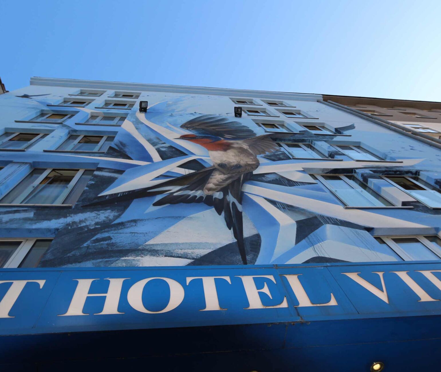 Kunstvolle Restaurierung der Fassade des Vienna Art Hotels durch die Graffiti Künstlerin suiz in der  Brandmayergasse 1050 Wien