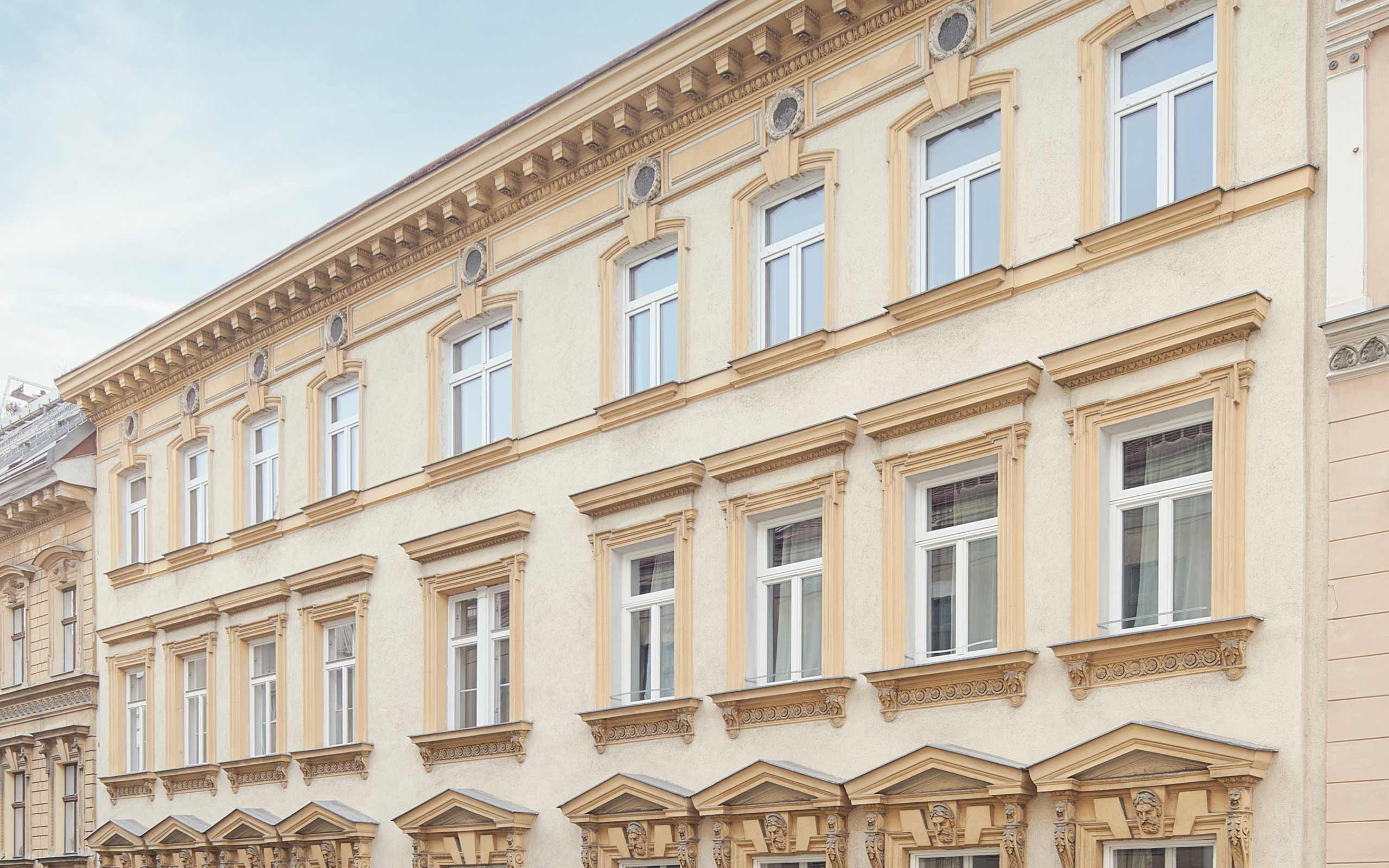 Die mitgenommene Fassade des Zinshauses in der Dißlergasse 8 1030 Wien vor der Sanierung durch Zinshausprofi 3SI Immogroup