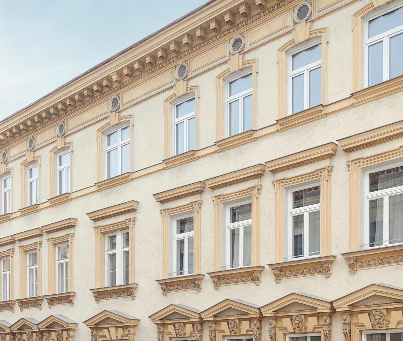 Die mitgenommene Fassade des Zinshauses in der Dißlergasse 8 1030 Wien vor der Sanierung durch Zinshausprofi 3SI Immogroup