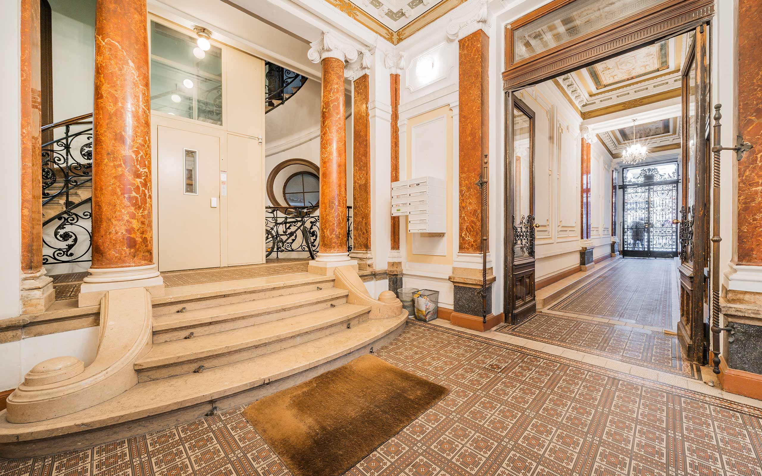 Prunkvoller Eingangsbereich mit Mamor im Zinshaus Lindengasse 25 1070 Wien
