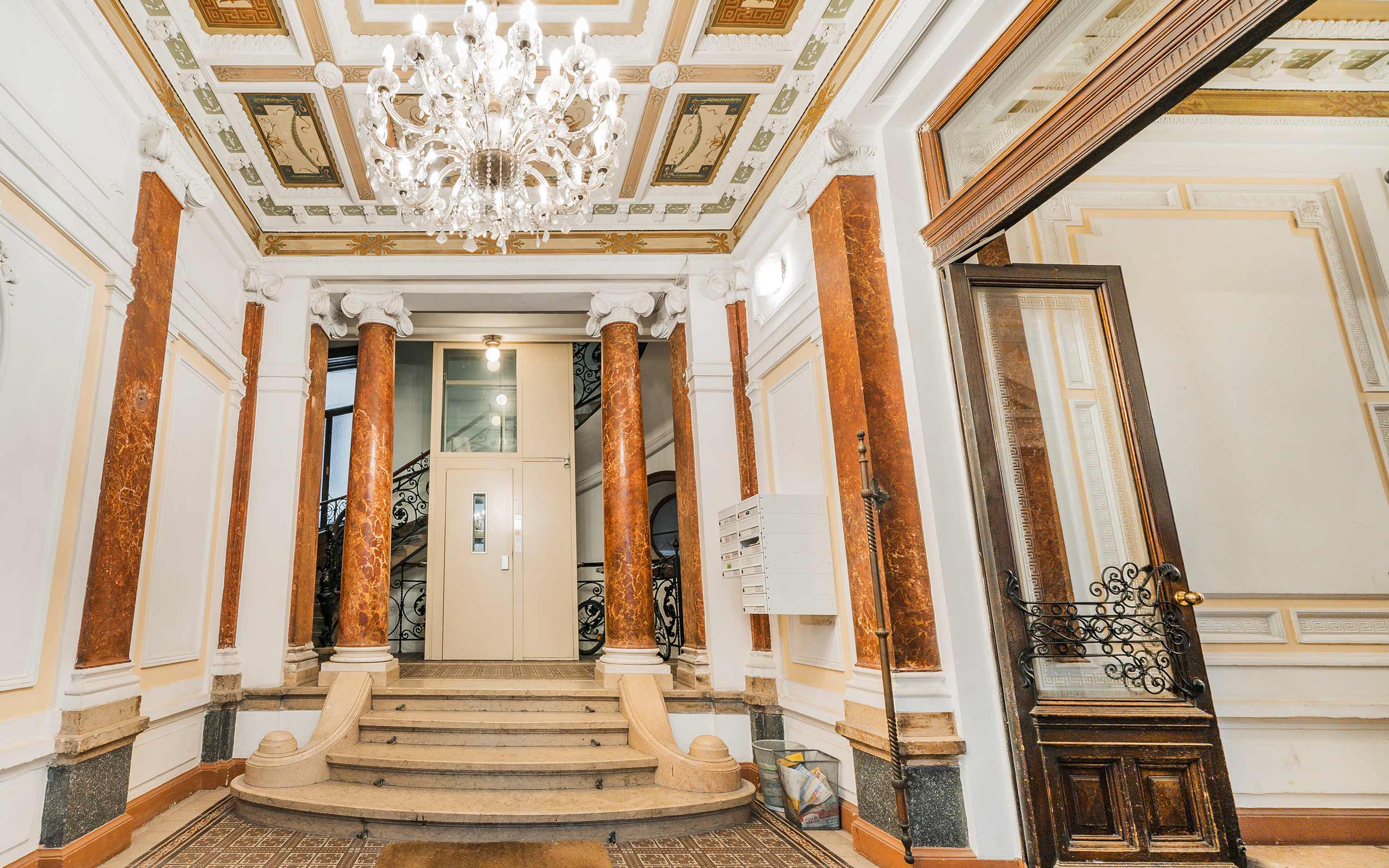 Sanierter und revitalisierter Eingangsbereich des Zinshauses Lindengasse 25 1070 Wien