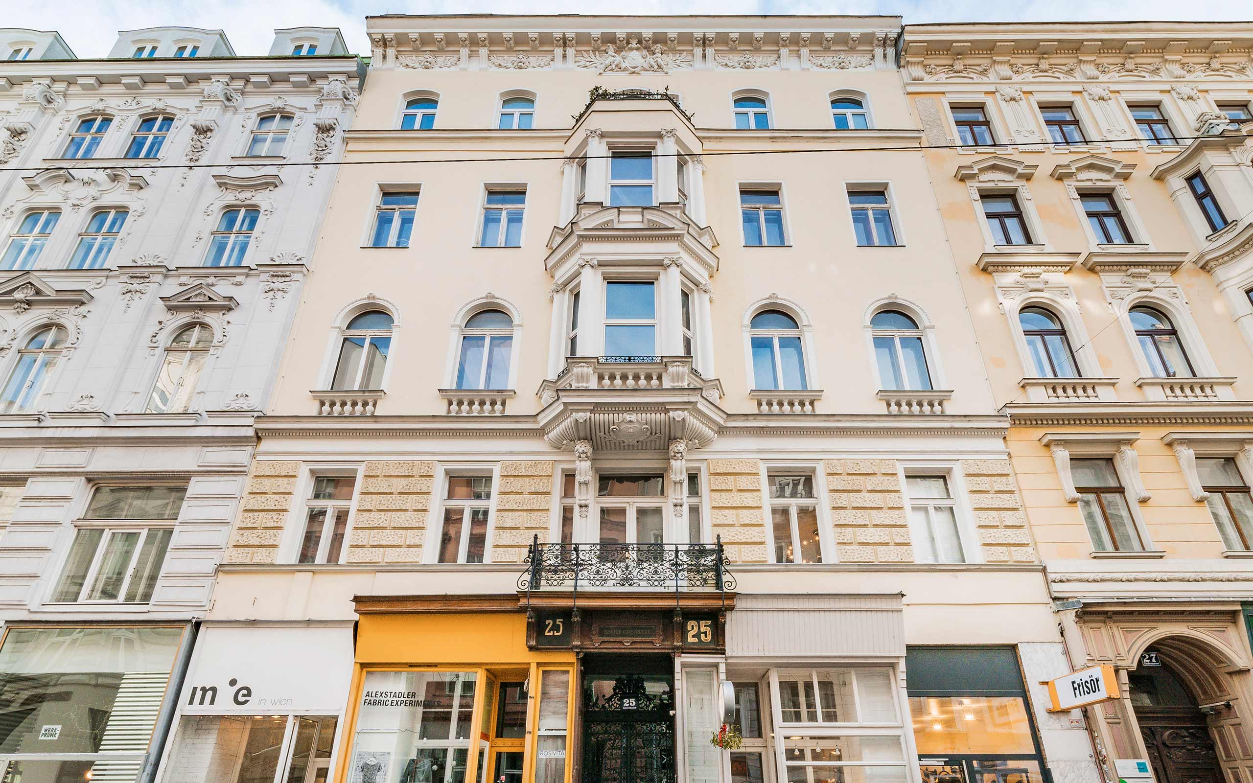 Revitalisierte Zinshausfassade mit den typischen Stuckelementen im Zinshaus Lindengasse 25 1070 Wien