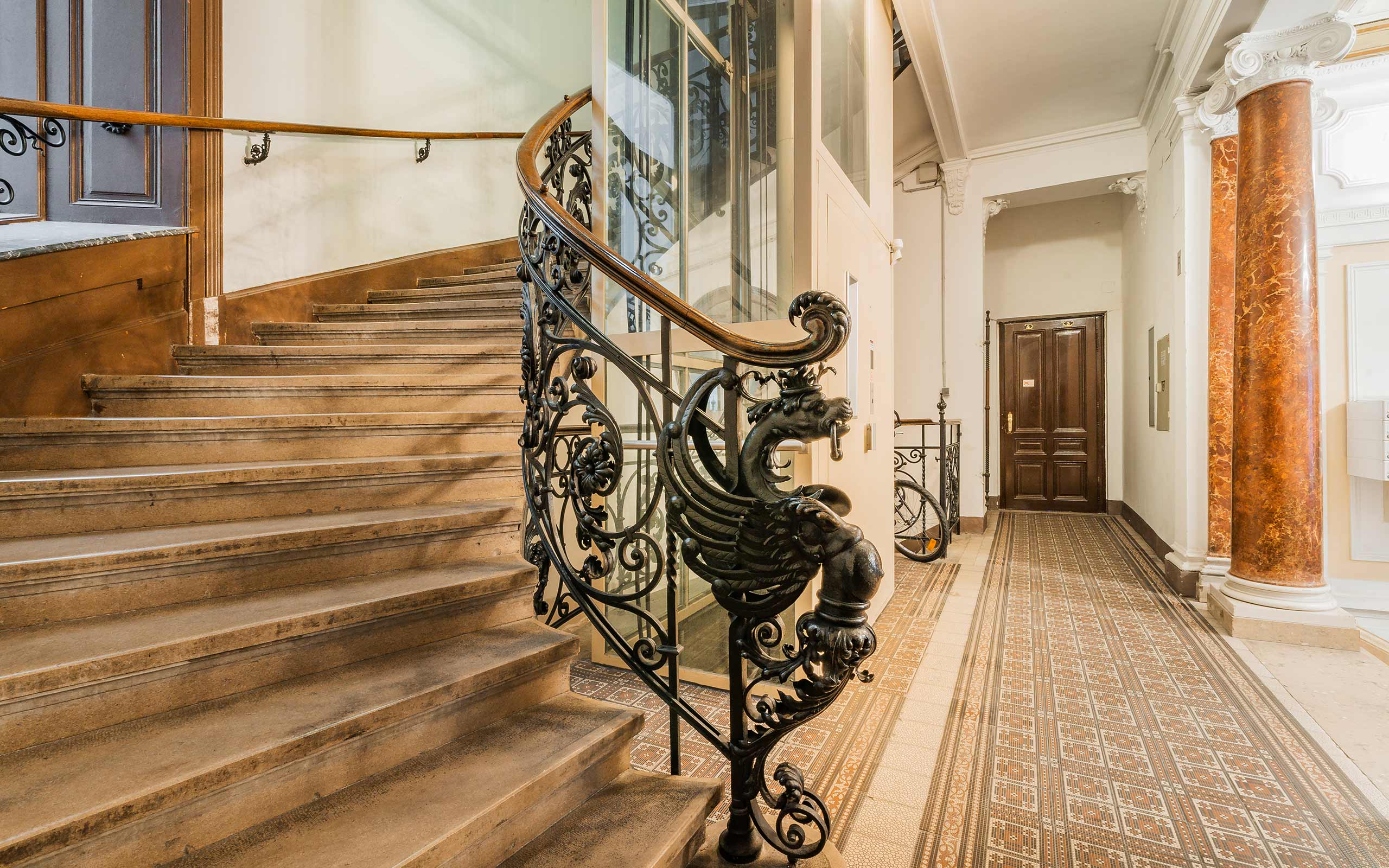 Stiegenhaus des revitalisierten Zinshauses Lindengasse 25 1070 Wien von 3SI Immogroup
