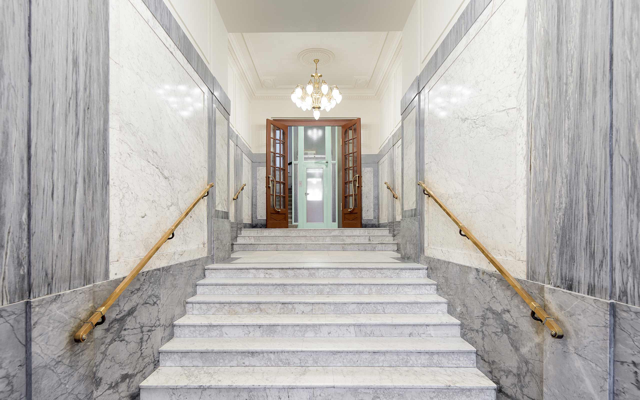 Sanierter und glamuröser Eingangsbereich im Altbau der Seisgasse 18 1040 Wien