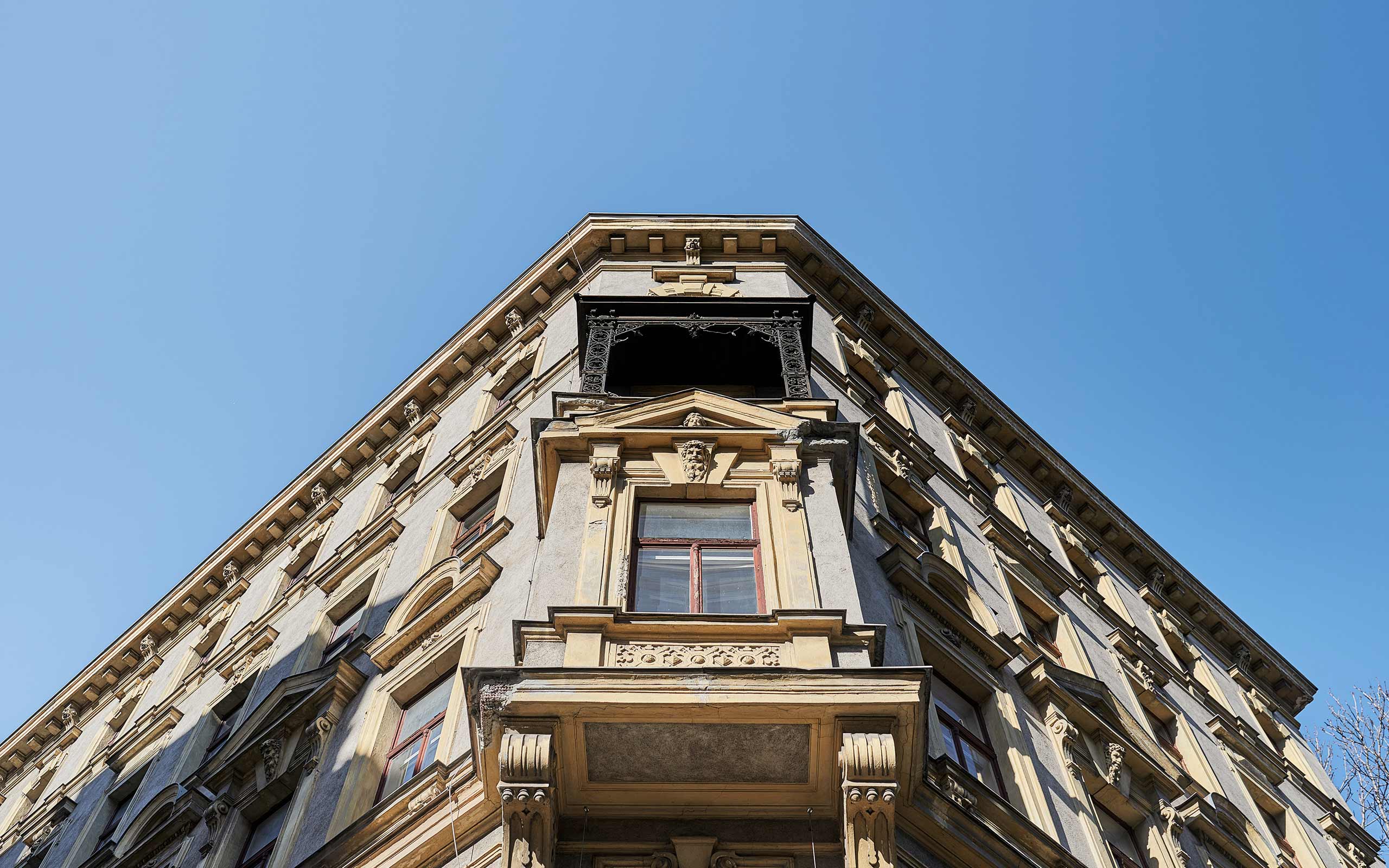 Detailansicht der detaillierten und prunkvollen Fassade des Zinshauses in der Fuchsthallergasse 8