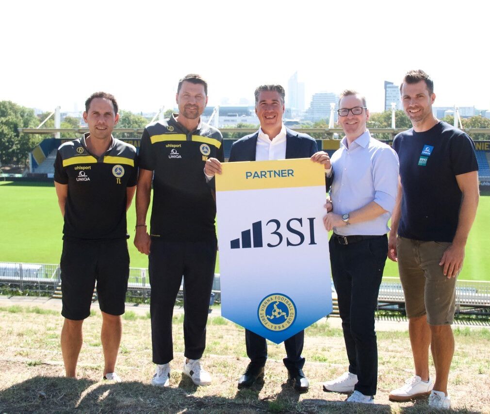 Thomas Loy (Geschäftsführer), Markus Katzer (Sportdirektor), Michael Schmidt (Geschäftsführer 3SI Immogroup), Roland Schmid (Vizepräsident) und Andreas Ivanschitz (Ausbildungsmanager) freuen sich über die Verlängerung des Sponsorenvertrages mit der 3SI Immogroup. (v.l.n.r.)