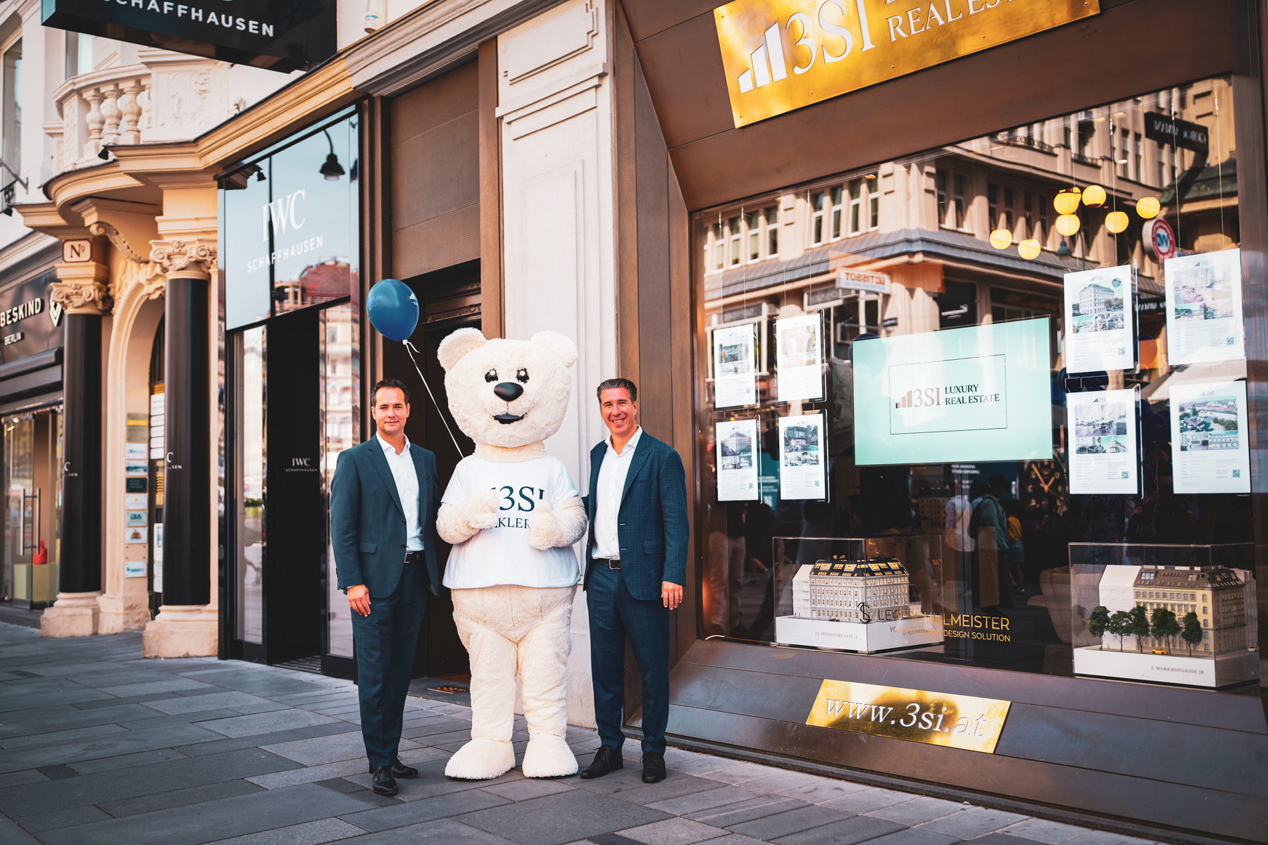 Michael Schmidt (GF 3SI Immogroup) und Gerhard Klein (GF 3SI Makler) vor dem nun eröffneten "3SI Luxury Real Estate-Showroom" am Graben 12, 1010 Wien. (v.l.n.r.)