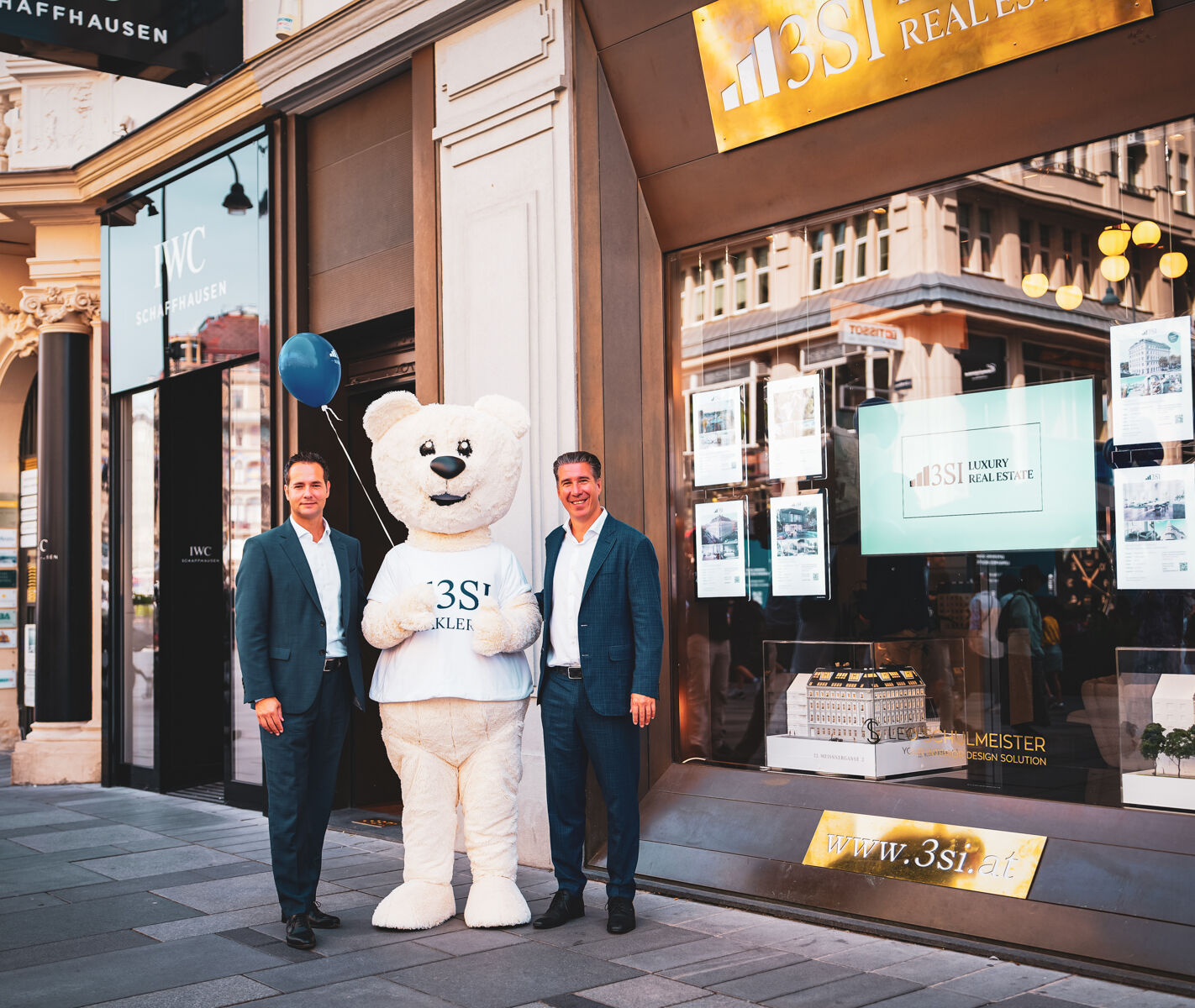 Michael Schmidt (GF 3SI Immogroup) und Gerhard Klein (GF 3SI Makler) vor dem nun eröffneten "3SI Luxury Real Estate-Showroom" am Graben 12, 1010 Wien. (v.l.n.r.)