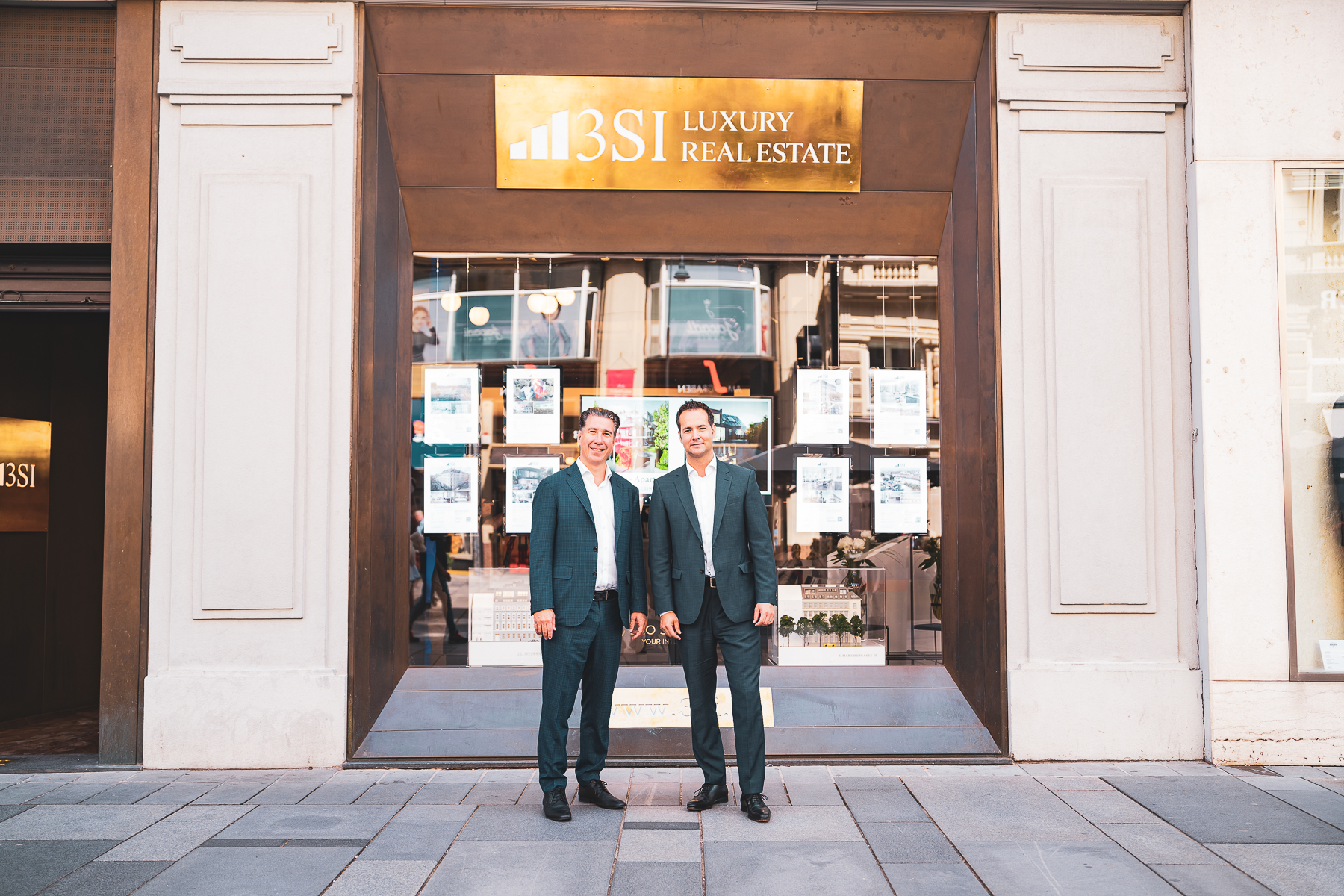Michael Schmidt (GF 3SI Immogroup) und Gerhard Klein (GF 3SI Makler) vor dem nun eröffneten "3SI Luxury Real Estate-Showroom" am Graben 12, 1010 Wien. (v.l.n.r.)