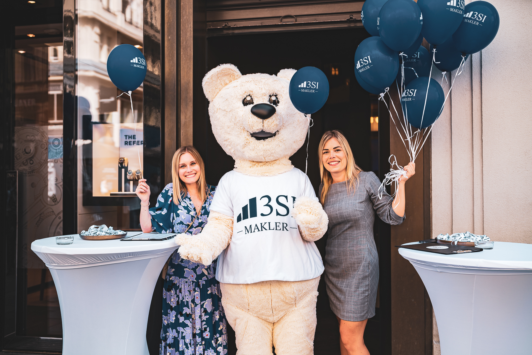 Das Opening des "3SI Luxury Real Estate-Showrooms" wird ausgiebig und mit Maskottchen gefeiert. 
