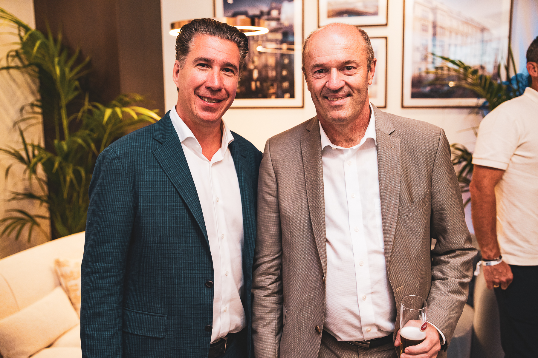 Michael Schmidt (GF 3SI Immogroup) und Franz Pöltl (EHL) feiern die Eröffnung des 3SI Real Estate Showrooms.