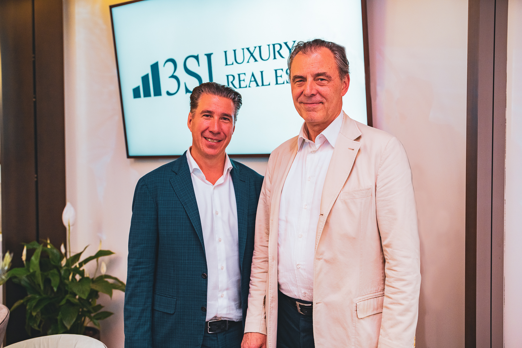 Michael Schmidt (GF 3SI Immogroup) und Eugen Otto (Otto Immobilien) feiern das -Opening des "3SI Luxury Real Estate-Showrooms". 