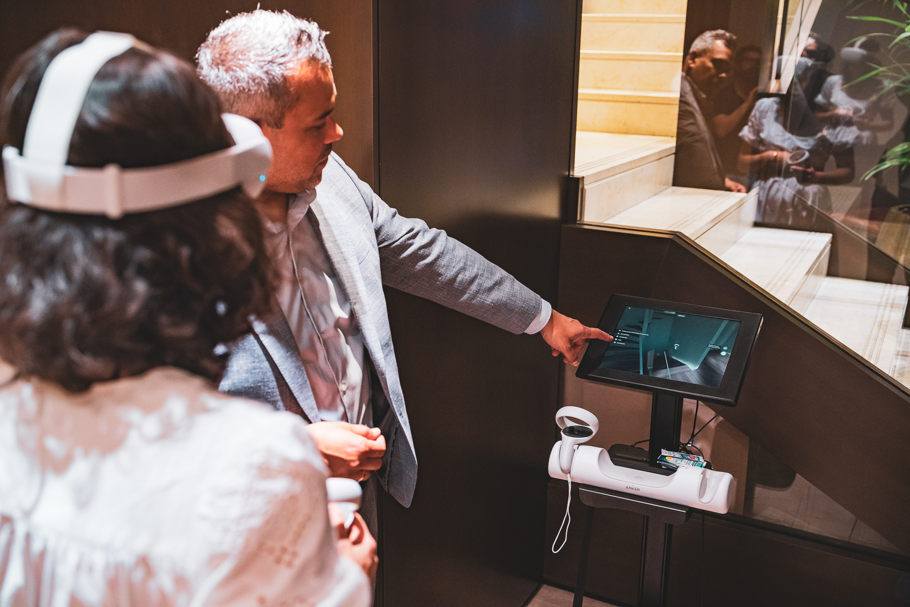 Im 3SI-Showroom am Graben 12 verschaffen VR-Brillen einen ersten Eindruck der zukünftigen Immobilie. 