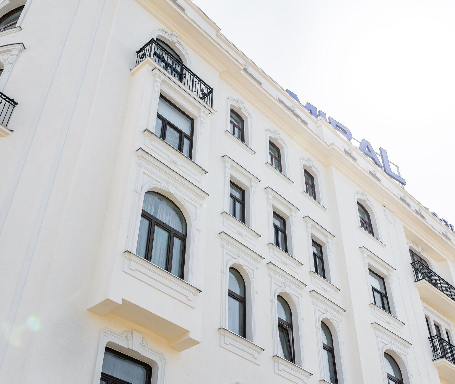 An der vormals nahezu schmucklosen, gürtelseitig ausgerichteten Fassade wurde handgefertigter Stuck, Quaderungen und Lisenen neu angebracht sowie Balkongeländer im Stil Alt-Wien erneuert.