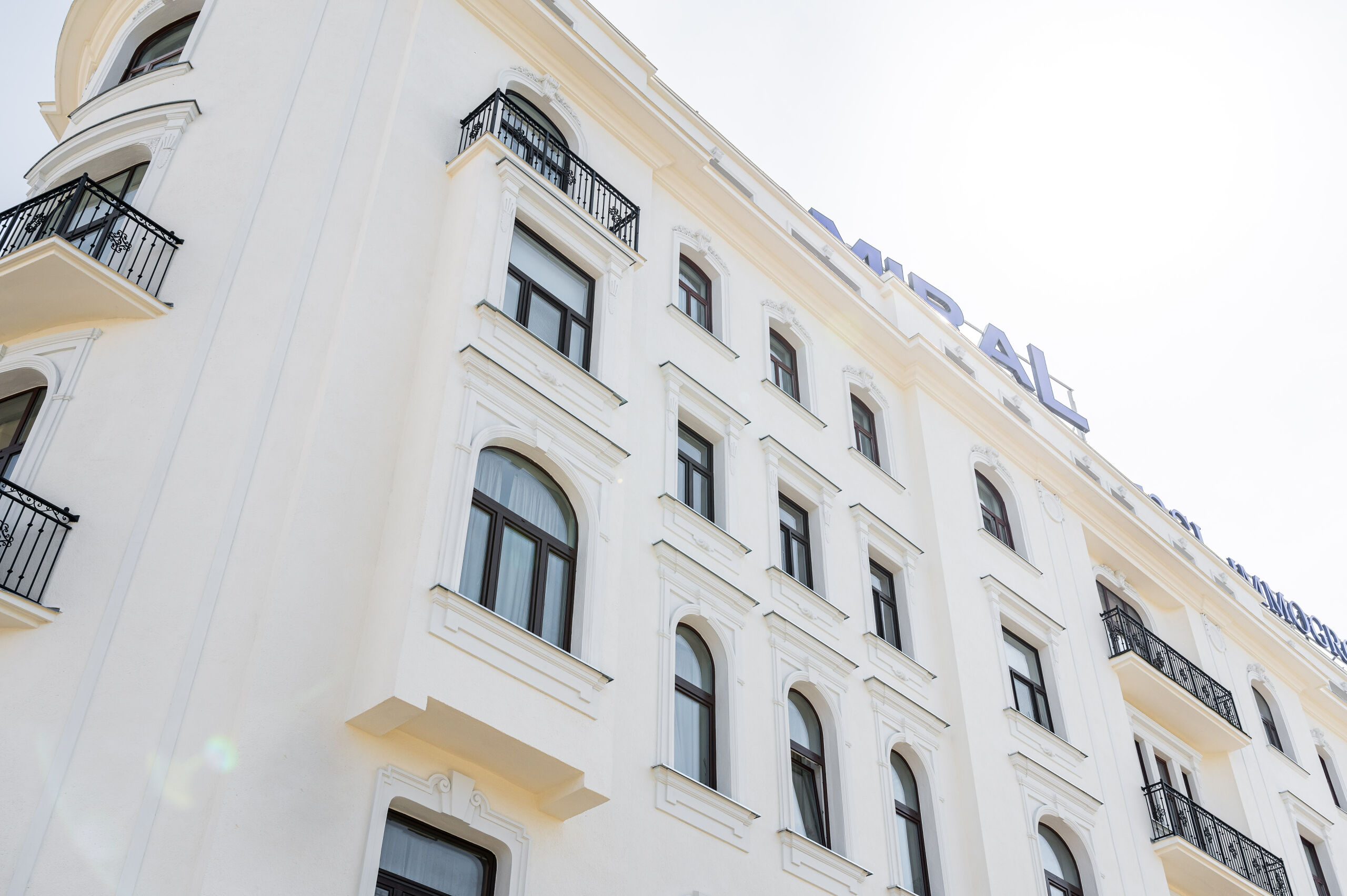 An der vormals nahezu schmucklosen, gürtelseitig ausgerichteten Fassade wurde handgefertigter Stuck, Quaderungen und Lisenen neu angebracht sowie Balkongeländer im Stil Alt-Wien erneuert.