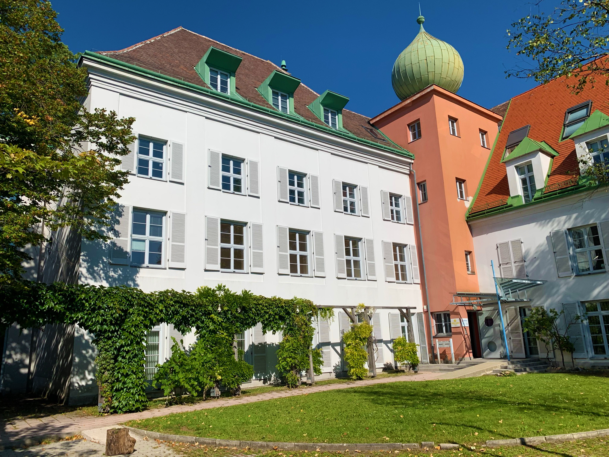 Der Gebäudekomplex wurde 1850 errichtet, seitdem mehrfach umgebaut und saniert.