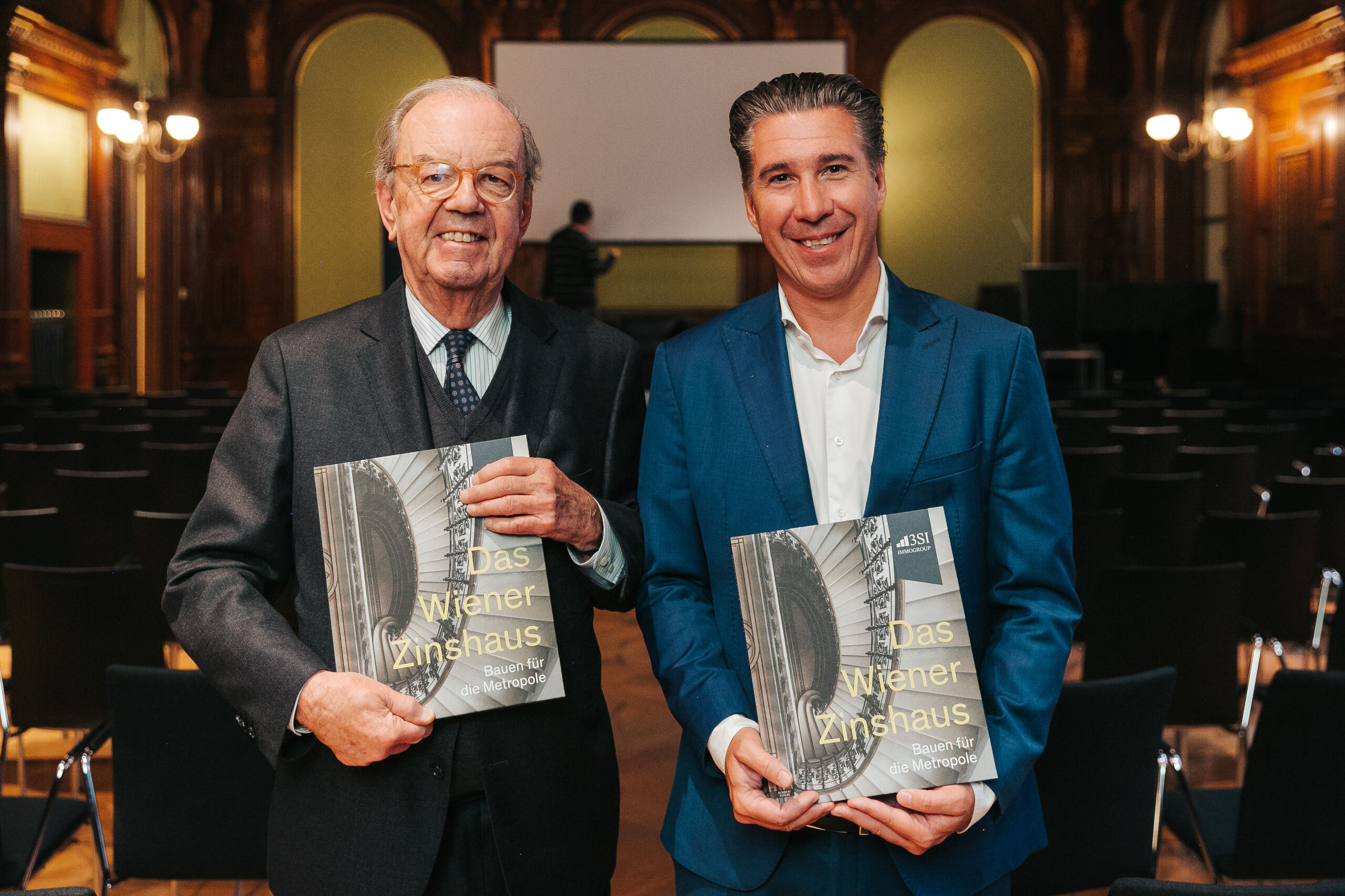 Dr. Alfred Fogarassy und Michael Schmidt, Geschäftsführer der 3SI Immogroup, teilen dieselbe Leidenschaft für Altbauten, die sich in der Publikation spürbar wiederspiegelt.