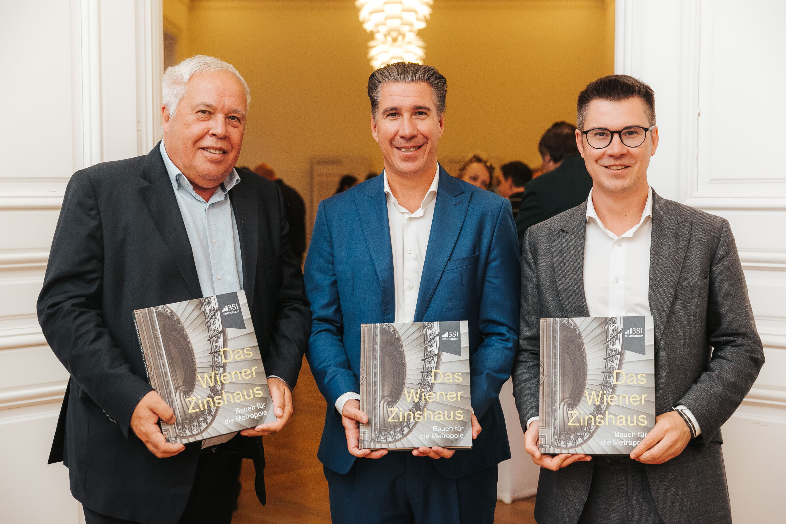 Harald, Michael und Claus Schmidt präsentieren stolz das im April erschienene Fachbuch zur Zinshausgeschichte Wiens