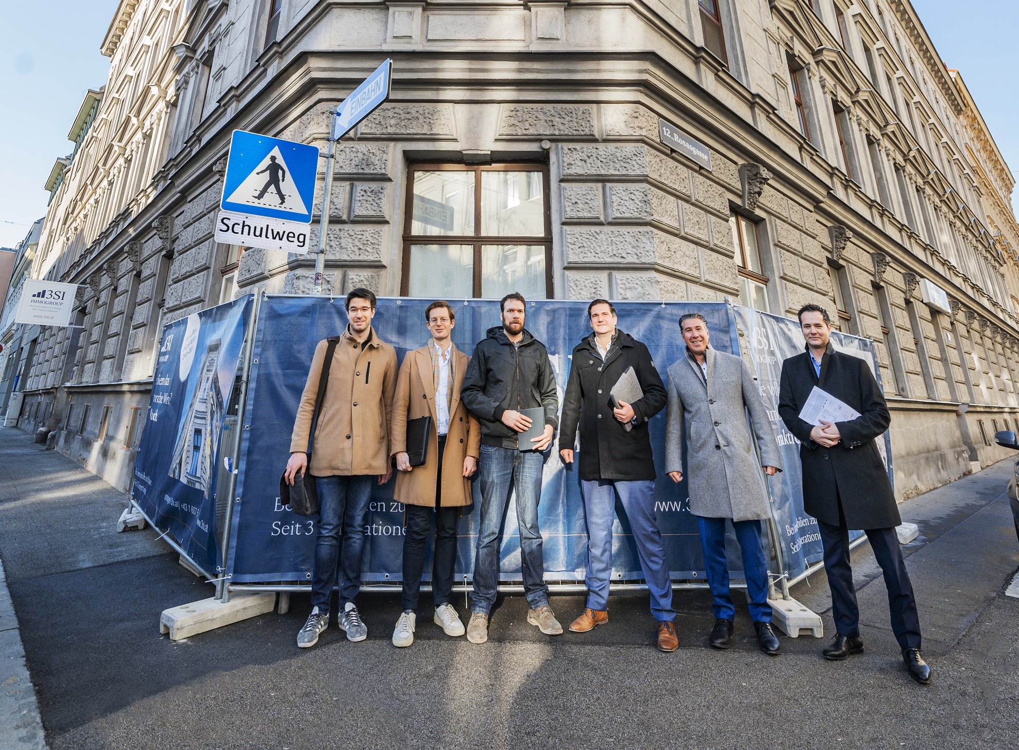 Baustart in Wien Meidling: Das Bauteam der 3SI Immogroup von 3SI-Geschäftsfüher Michael Schmidt (2. v.r.) vor dem Altbau, der bis 2023 durch die 3SI entwickelt wird.