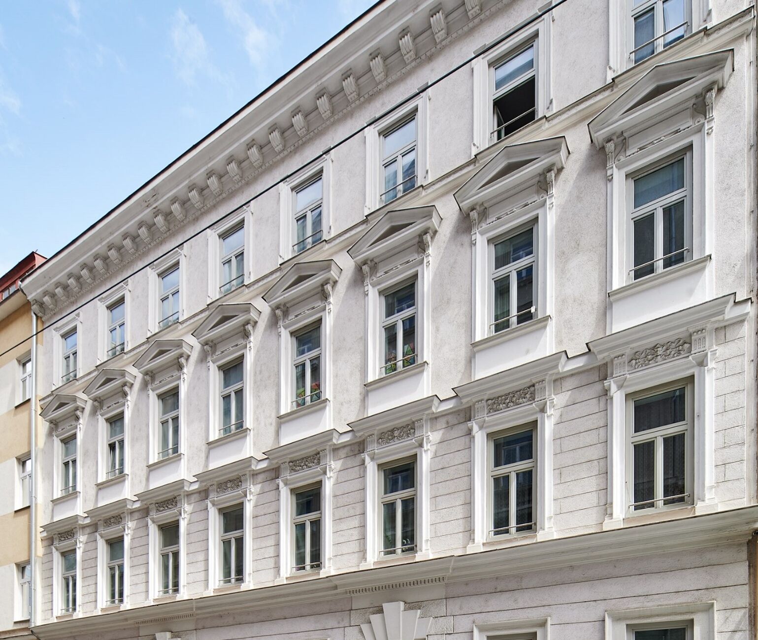 Historisches Wiener Zinshaus mit Charme – die Liegenschaft in der Hetzgasse 3A wird behutsam revitalisiert und künftig hochwertigen Wohnraum in zentraler Lage bieten.