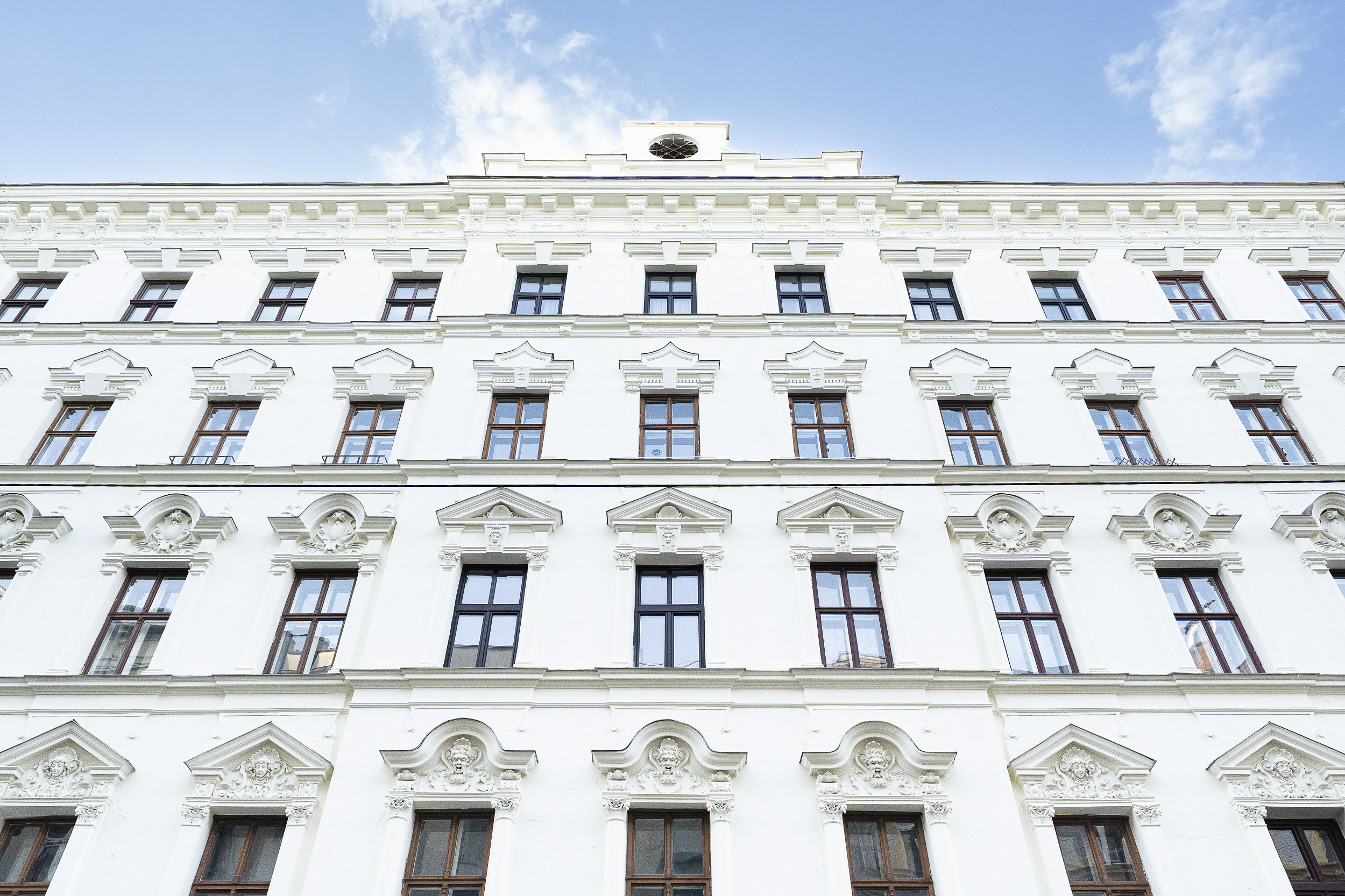 Detailansicht der historischen Fassade in der Bennogasse: Hochwertige Bausubstanz mit großem Entwicklungspotenzial im 8. Bezirk.