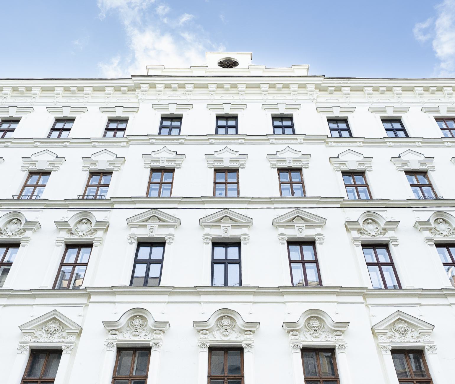 Detailansicht der historischen Fassade in der Bennogasse: Hochwertige Bausubstanz mit großem Entwicklungspotenzial im 8. Bezirk.
