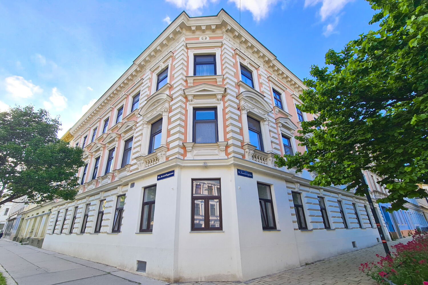 In dieser dreigeschossigen Altbau-Eckliegenschaft kommen insgesamt 15 gepflegte Eigentumswohnungen in den Verkauf.