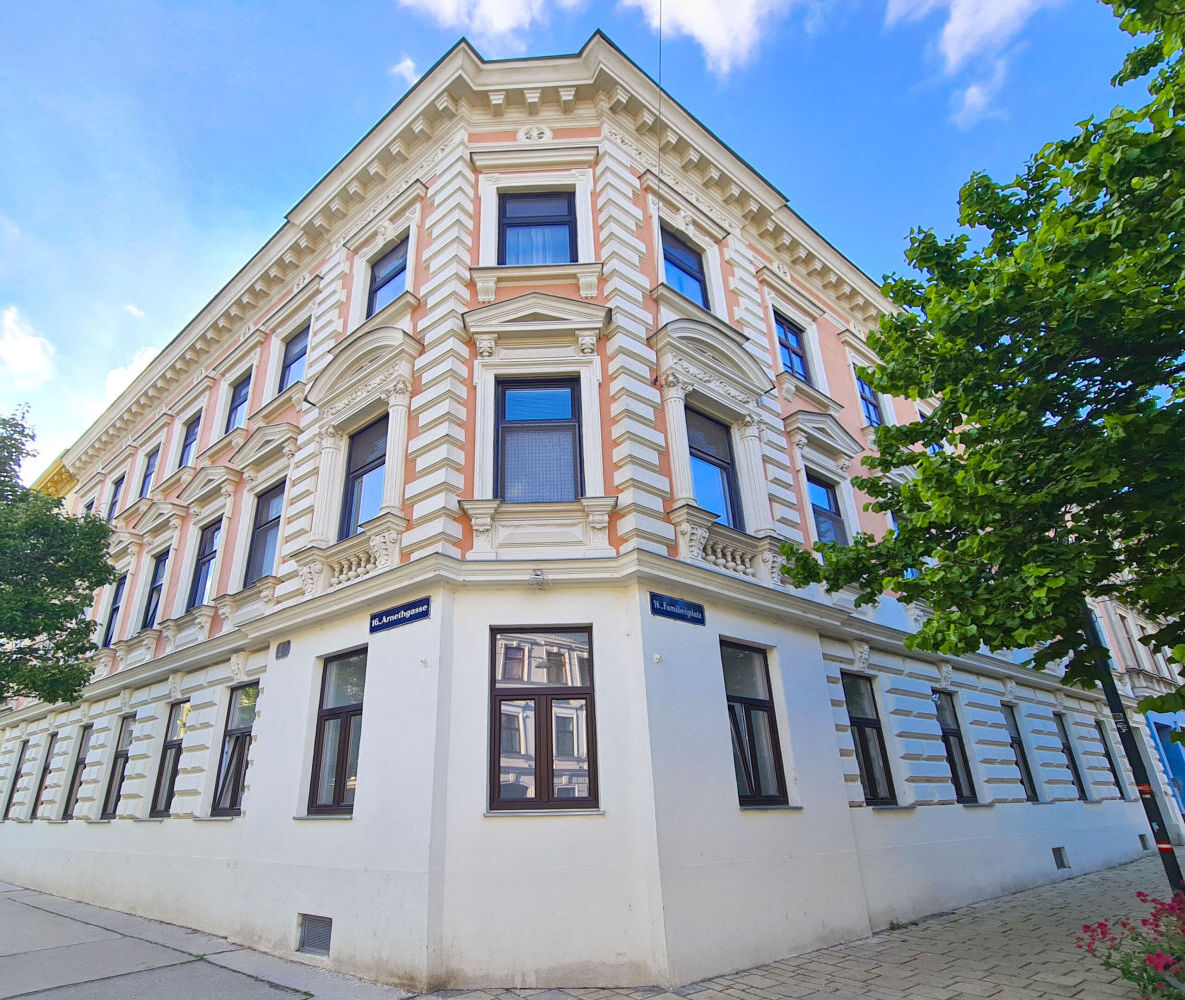 In dieser dreigeschossigen Altbau-Eckliegenschaft kommen insgesamt 15 gepflegte Eigentumswohnungen in den Verkauf.