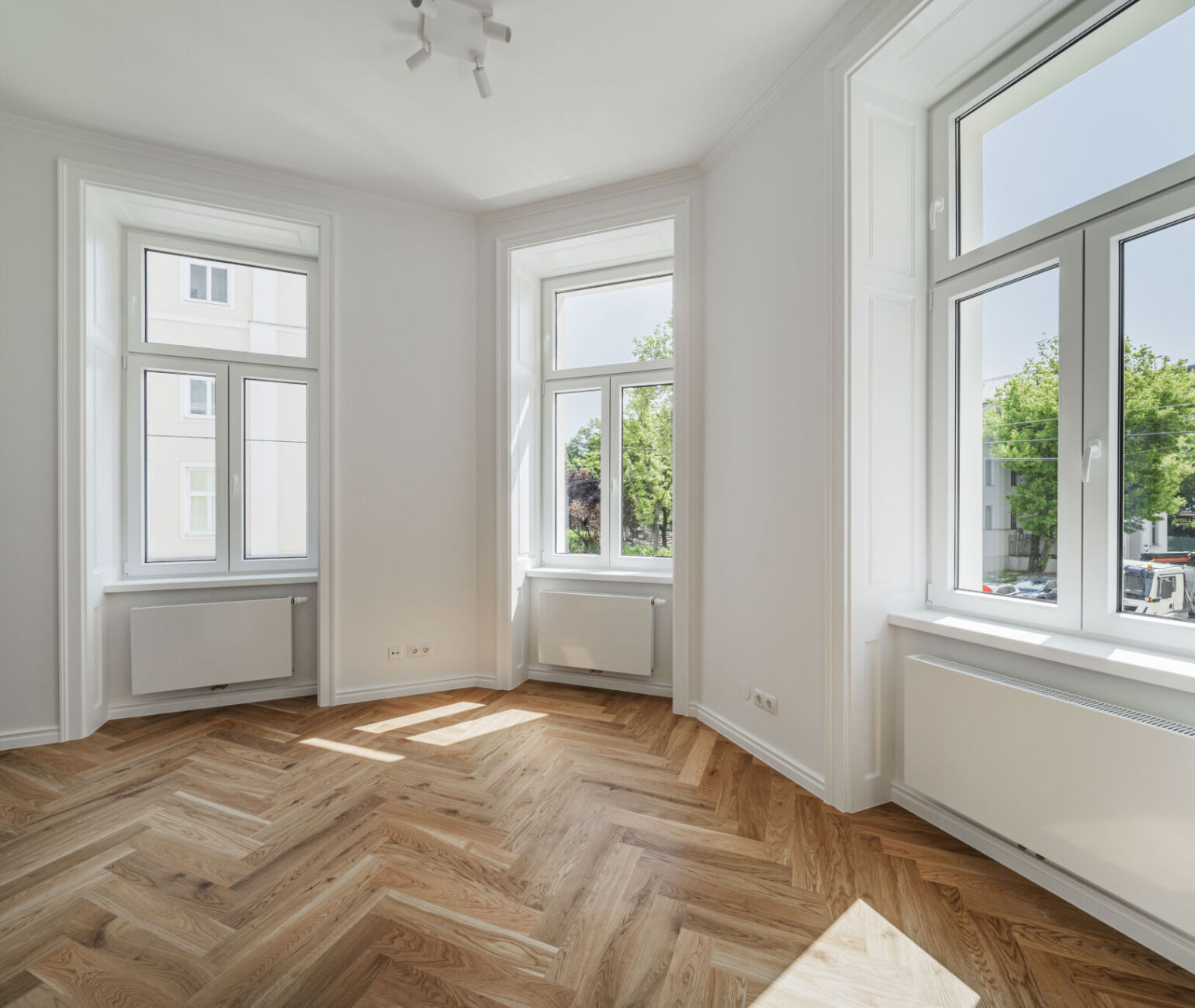 Lichtdurchflutete Räume, hohe Decken und zeitlose Eleganz: Wohnen mit Wohlfühlfaktor in der Hagenmüllergasse 1.