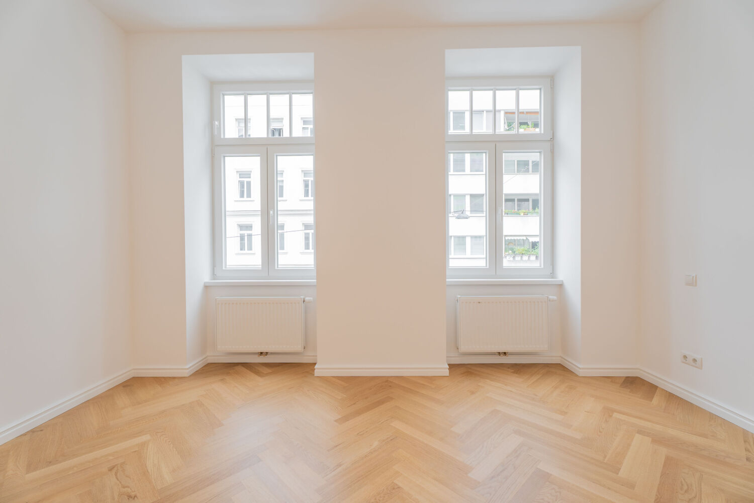 Charmanter Altbau in der Malfattigasse: 17 Eigentumswohnungen, teils generalsaniert, teils mit Potenzial zur individuellen Gestaltung. Das liebevoll sanierte Stiegenhaus verbindet historischen Charakter mit zeitgemäßem Wohnkomfort.