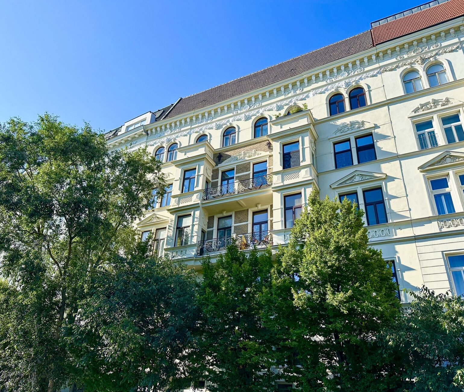 Altbaucharme an der Donau: Die Schüttelstraße 75 besticht durch ihre Lage und ihr charakteristisches Wiener Stadtbild.