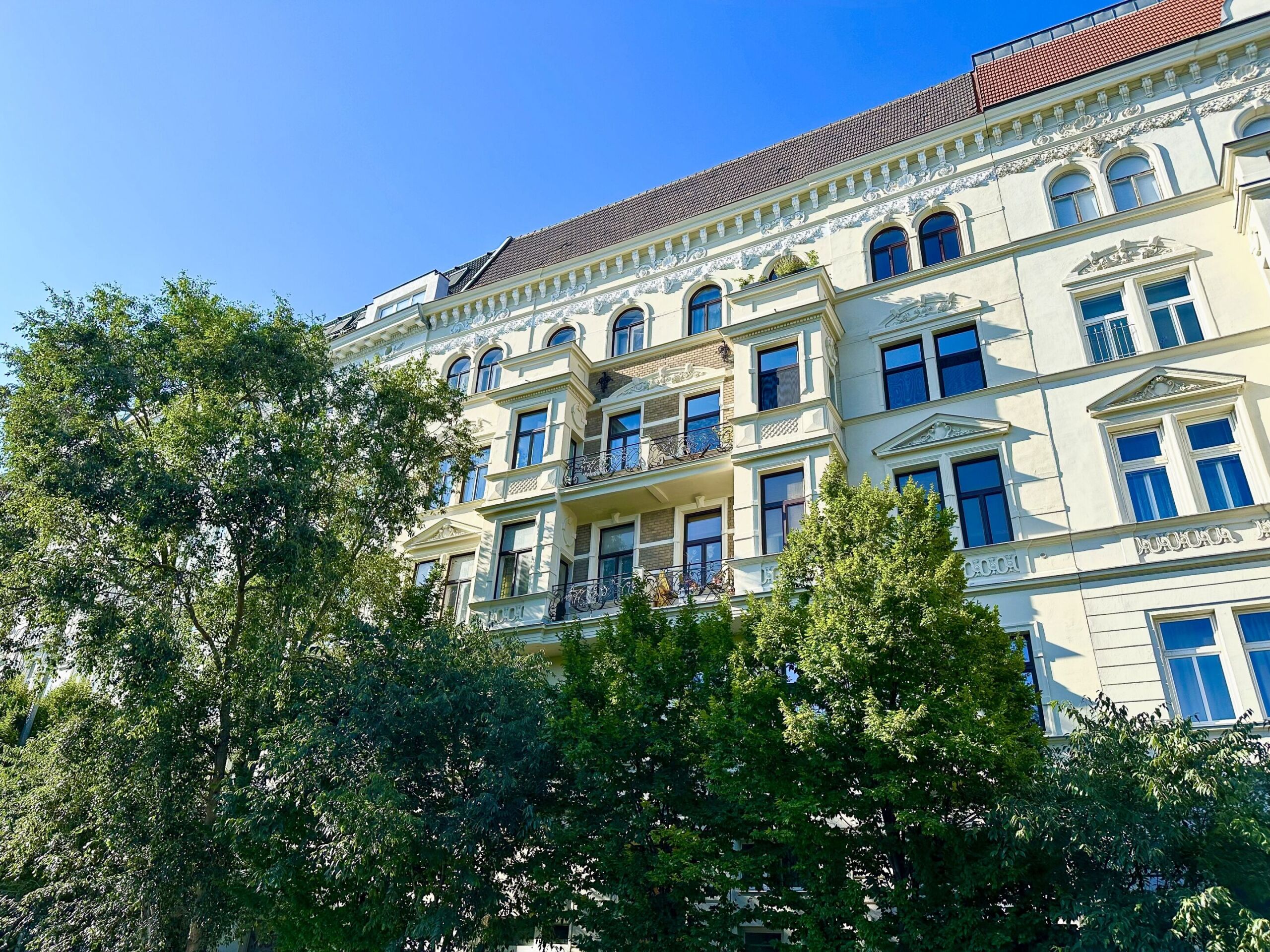 Altbaucharme an der Donau: Die Schüttelstraße 75 besticht durch ihre Lage und ihr charakteristisches Wiener Stadtbild.