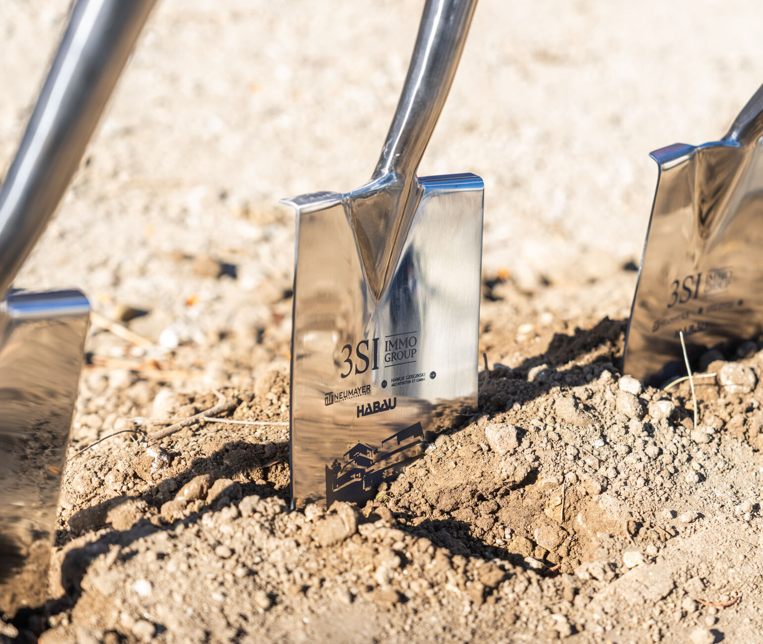 Präzision, Partnerschaft und Pioniergeist: Mit dem ersten Spatenstich fällt der Startschuss für nachhaltigen, hochwertigen Wohnraum in besten Lagen Wiens.