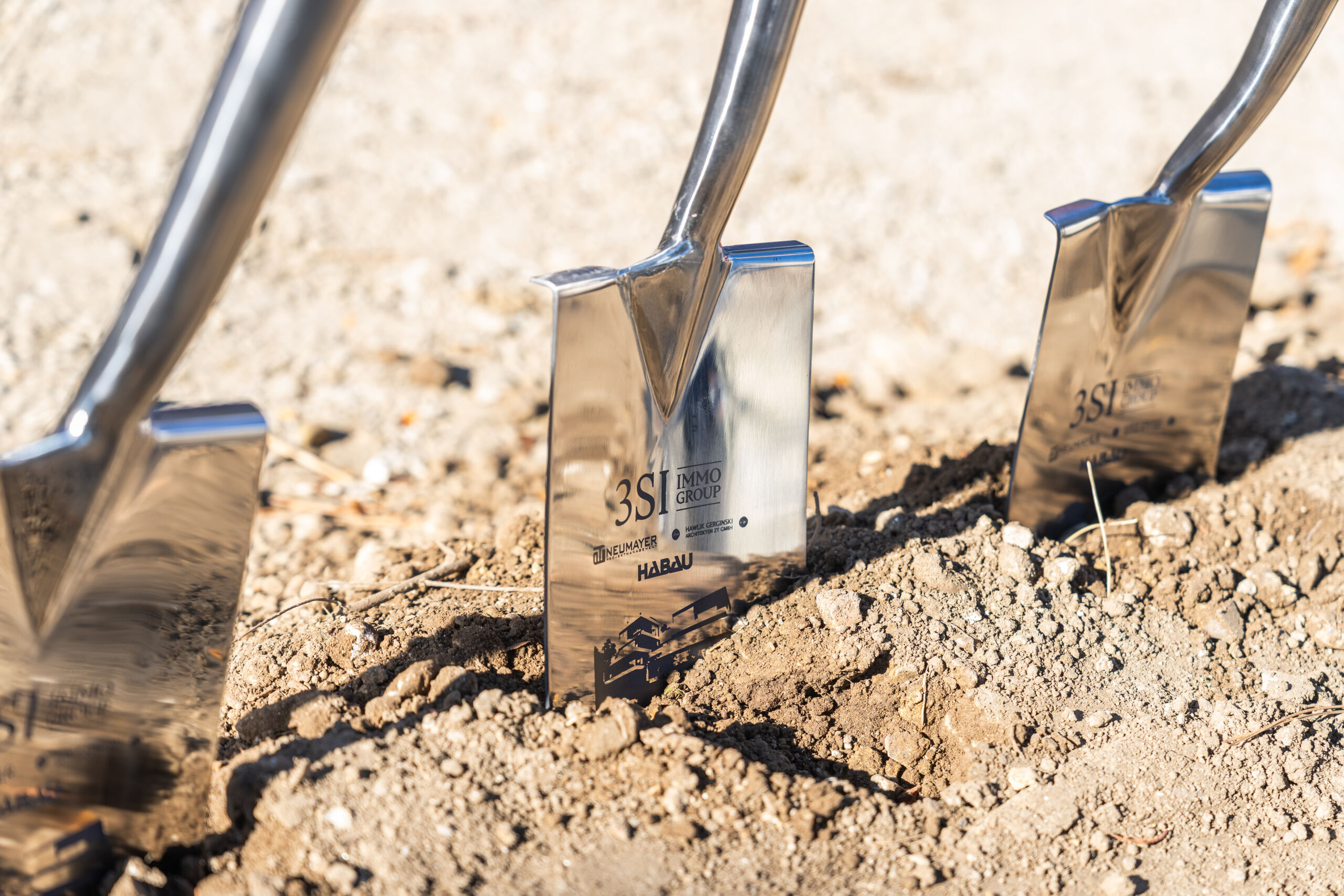 Präzision, Partnerschaft und Pioniergeist: Mit dem ersten Spatenstich fällt der Startschuss für nachhaltigen, hochwertigen Wohnraum in besten Lagen Wiens.