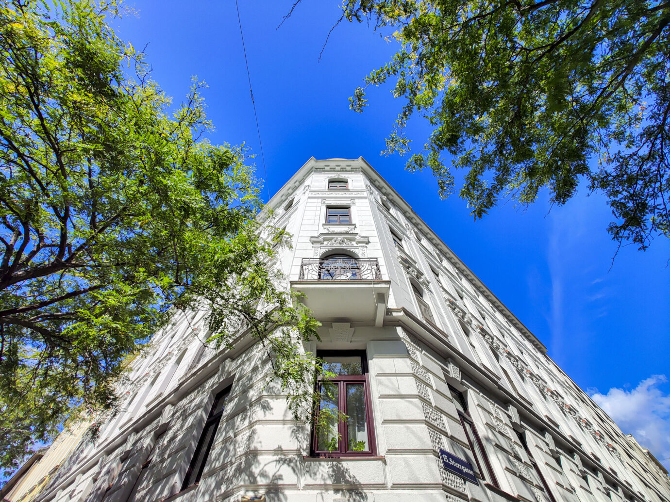 In der Meiselstraße 28, im Herzen des 15. Wiener Gemeindebezirks, stehen insgesamt 29 Einheiten in einem prachtvollen Stilaltbau aus der Jahrhundertwende zum Verkauf.