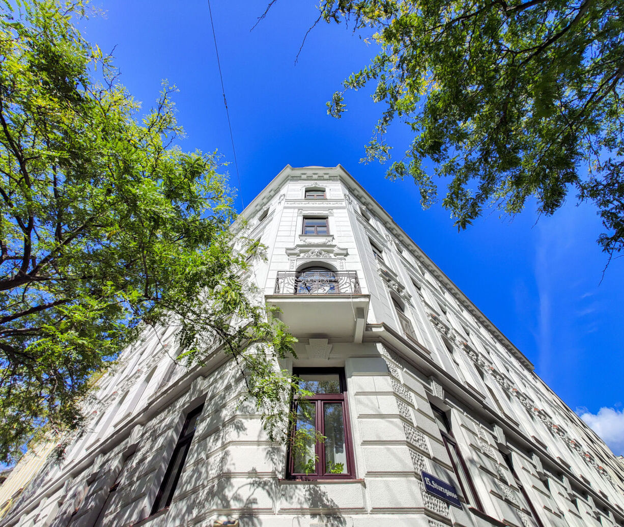 In der Meiselstraße 28, im Herzen des 15. Wiener Gemeindebezirks, stehen insgesamt 29 Einheiten in einem prachtvollen Stilaltbau aus der Jahrhundertwende zum Verkauf.