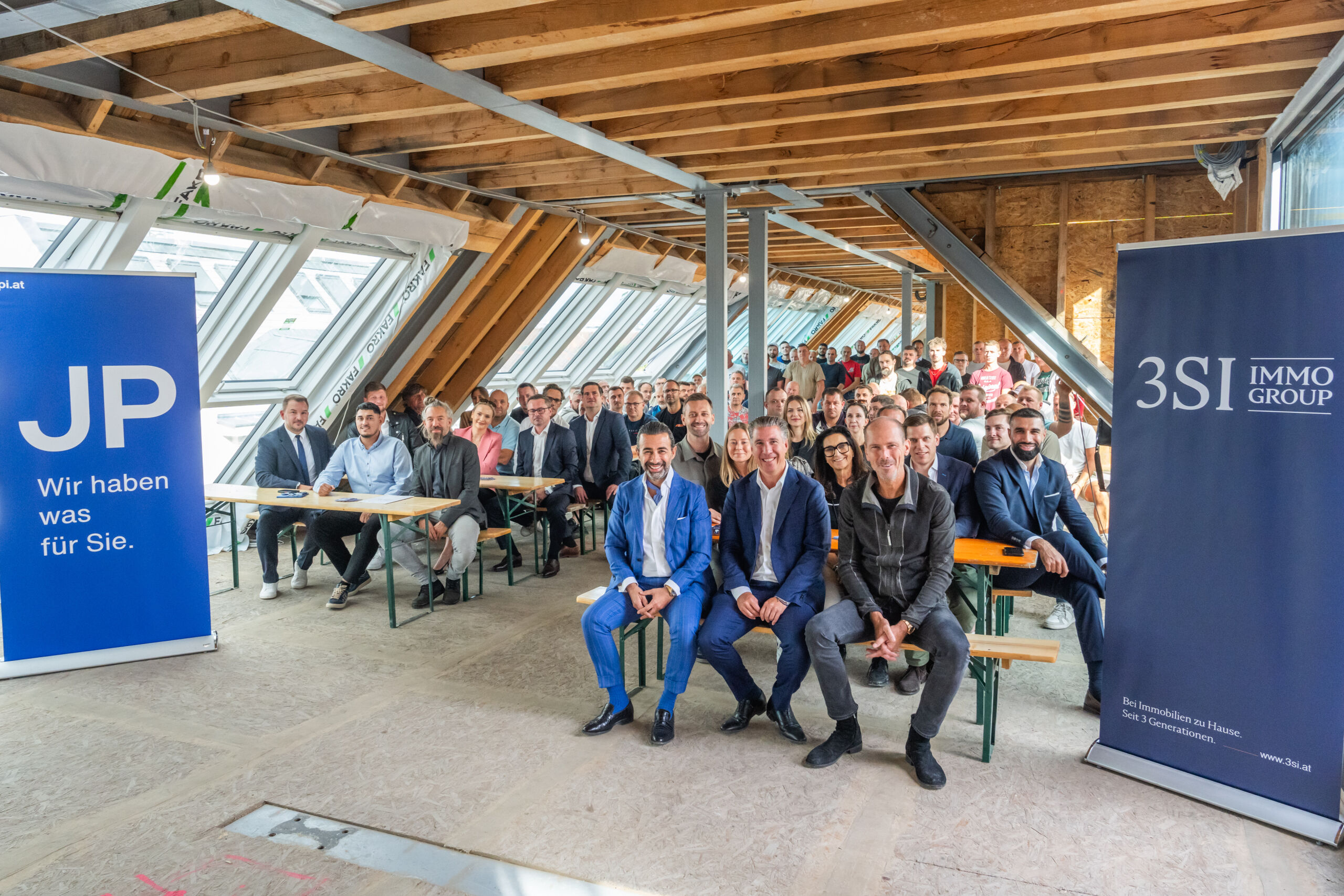 Feierliche Dachgleiche in der Tendlergasse 3: Zahlreiche Gäste, Partner und Wegbegleiter folgten der Einladung von 3SI Immogroup und JP Immobilien, um diesen wichtigen Meilenstein des Projekts PRUNKSTÜCK gemeinsam zu zelebrieren.