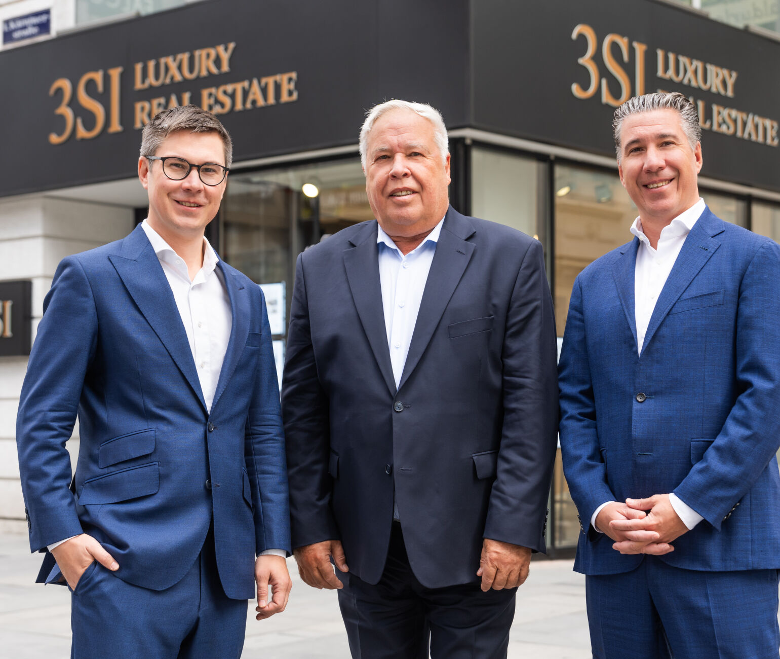 V.l.n.r.: Claus Schmidt, Harald Schmidt und Michael Schmidt vor dem 2025 neu eröffneten Showroom in der Kärntnerstraße