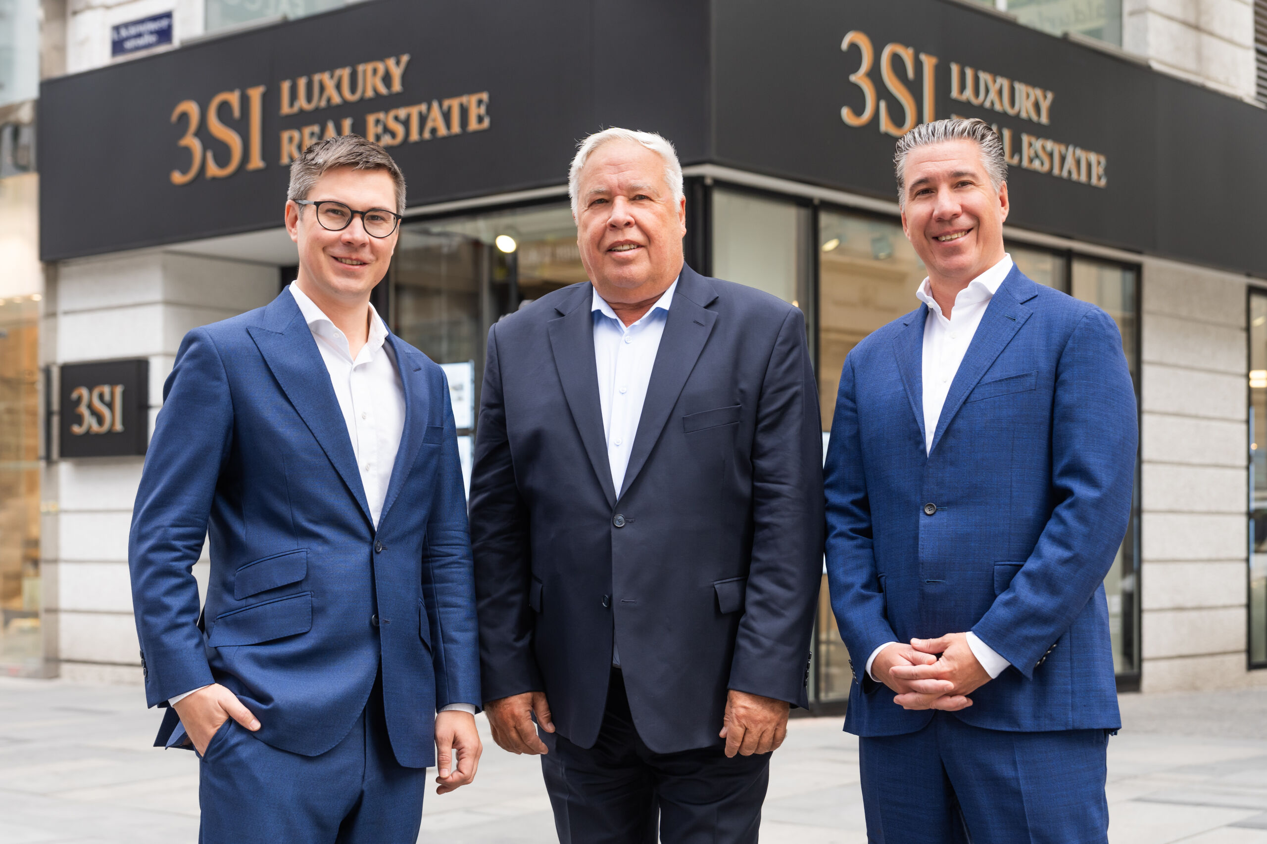 V.l.n.r.: Claus Schmidt, Harald Schmidt und Michael Schmidt vor dem 2025 neu eröffneten Showroom in der Kärntnerstraße