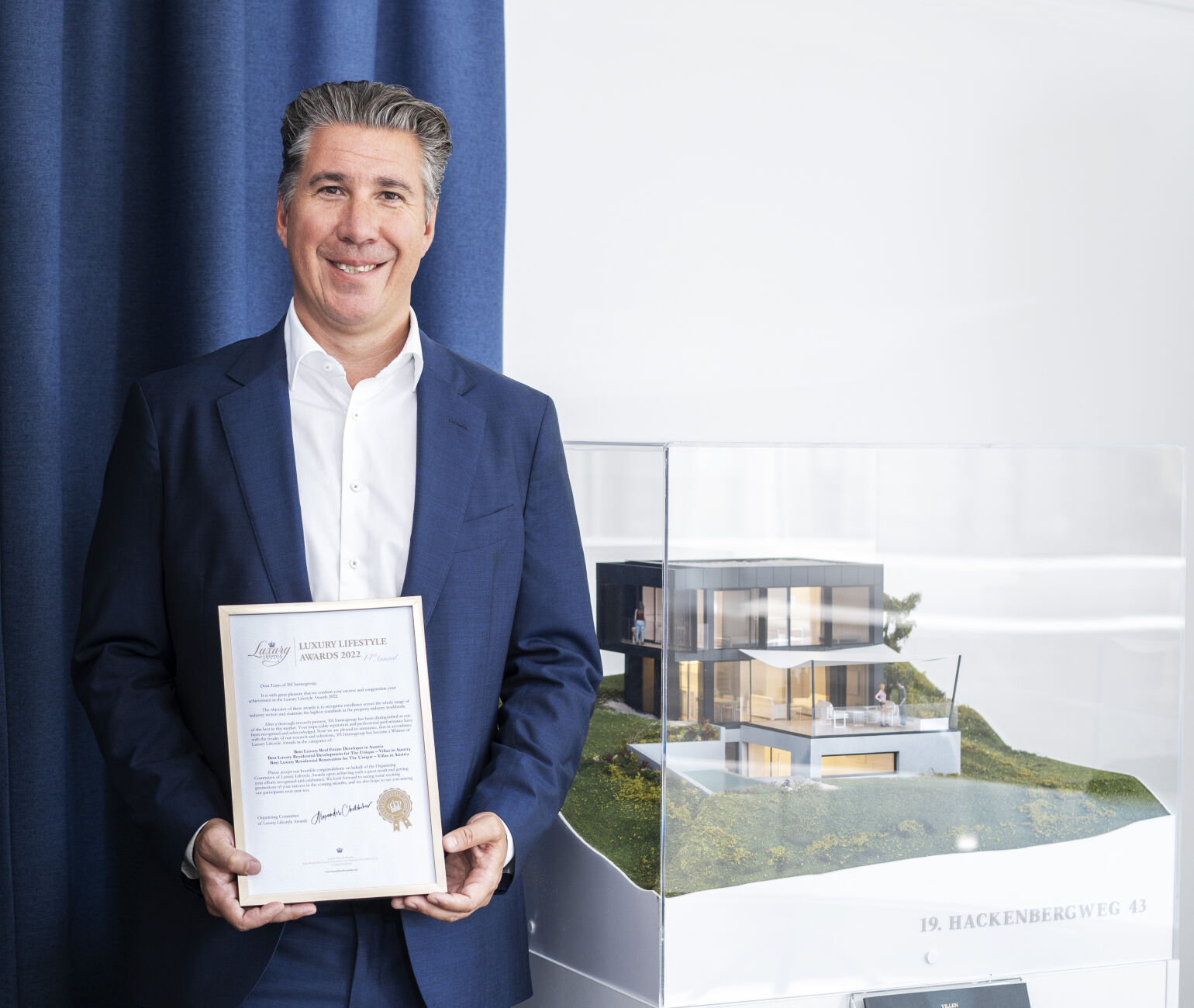 Michael Schmidt freut sich über den Luxury Lifestyle Award für das Villen-Projekt "The Unique" am Hackenbergweg in Wien.