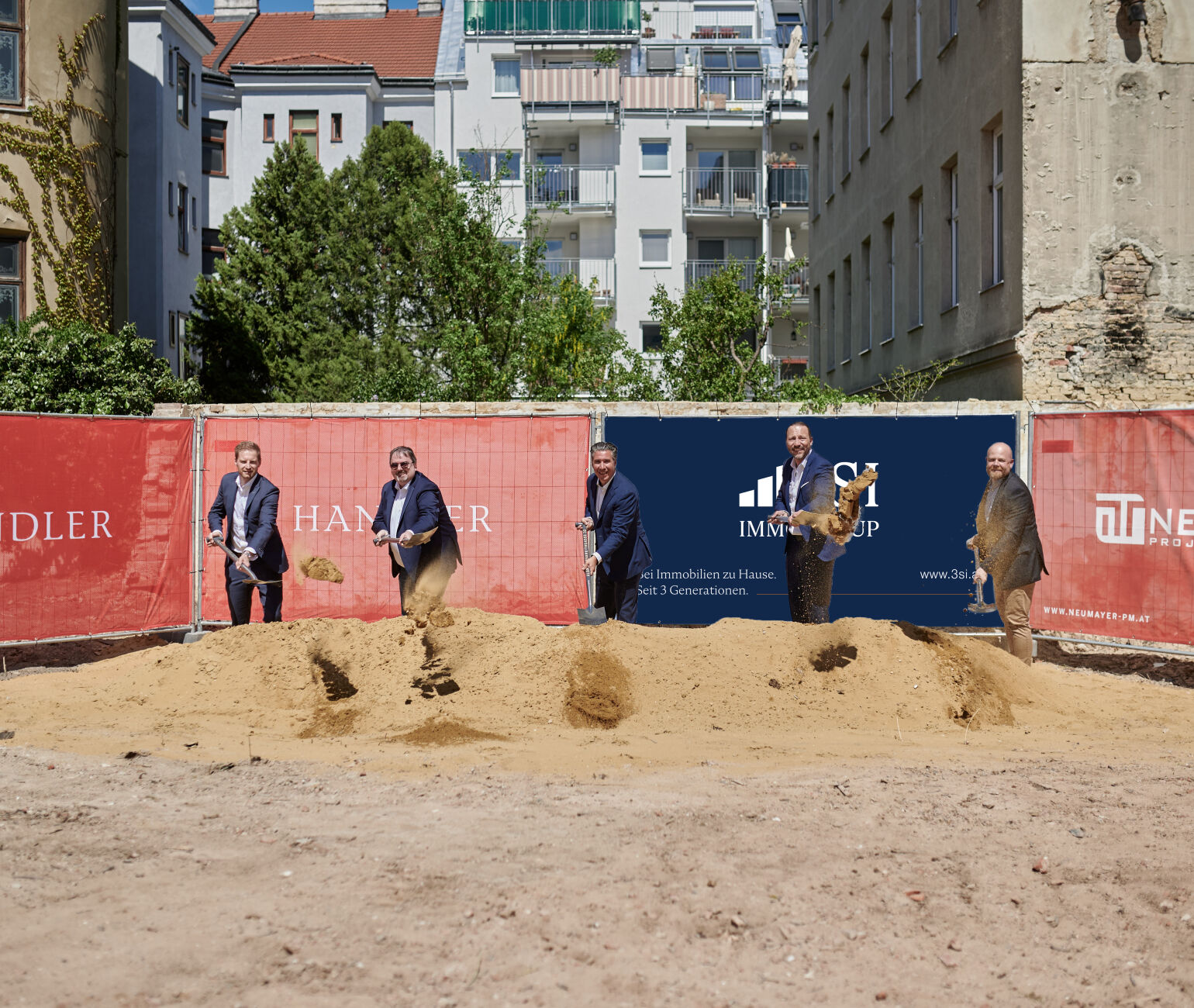 Spatenstich mit den Projektentwicklern des Neubaus in der Albrechtskreithgasse