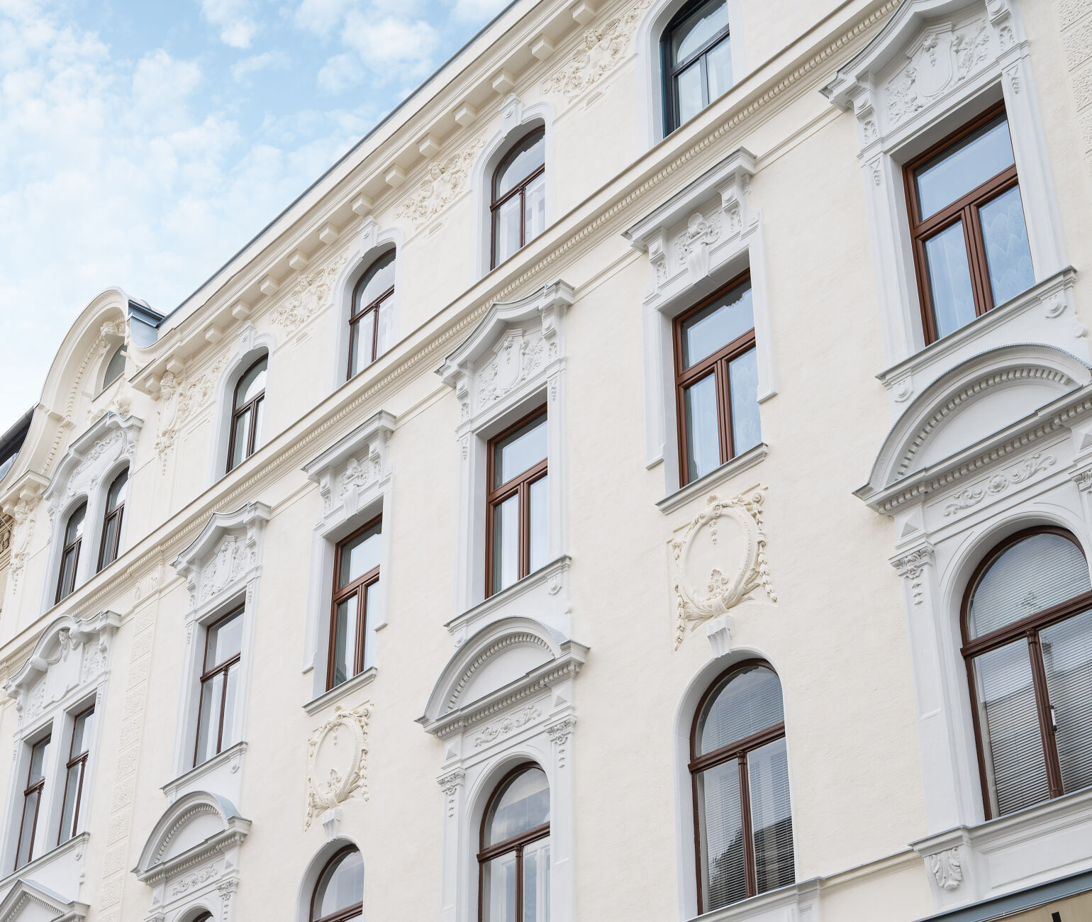 Wunderschöne Fassade im typischen Wien Charme nach der liebevollen Sanierung durch die 3SI Immogroup.