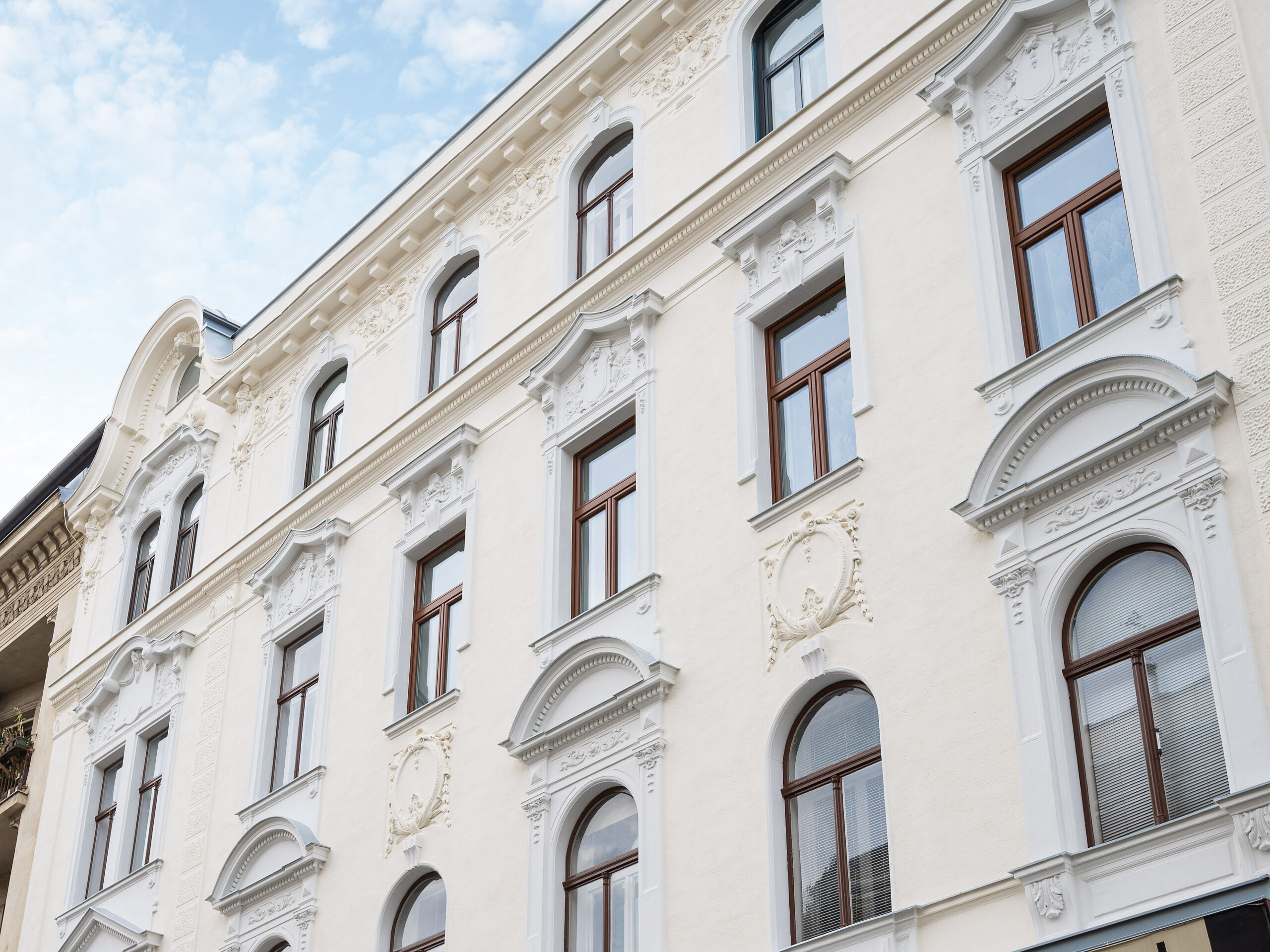 Wunderschöne Fassade im typischen Wien Charme nach der liebevollen Sanierung durch die 3SI Immogroup.