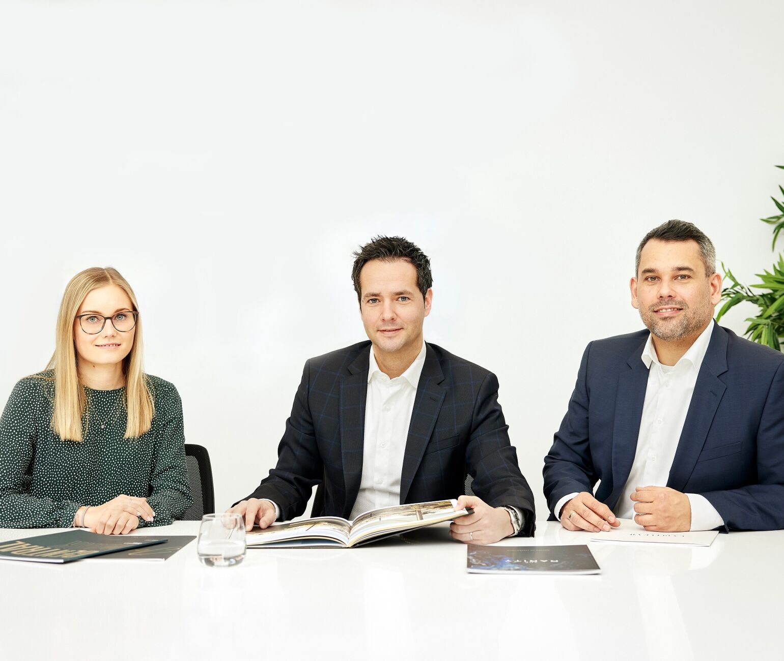 Gerhard Klein (Geschäftsführer der 3SI Makler, Mitte) und sein Team stehen auf der ERSTE Wohnmesse an Stand AH12 Immobilieninteressierten im persönlichen Gespräch zur Verfügung. 