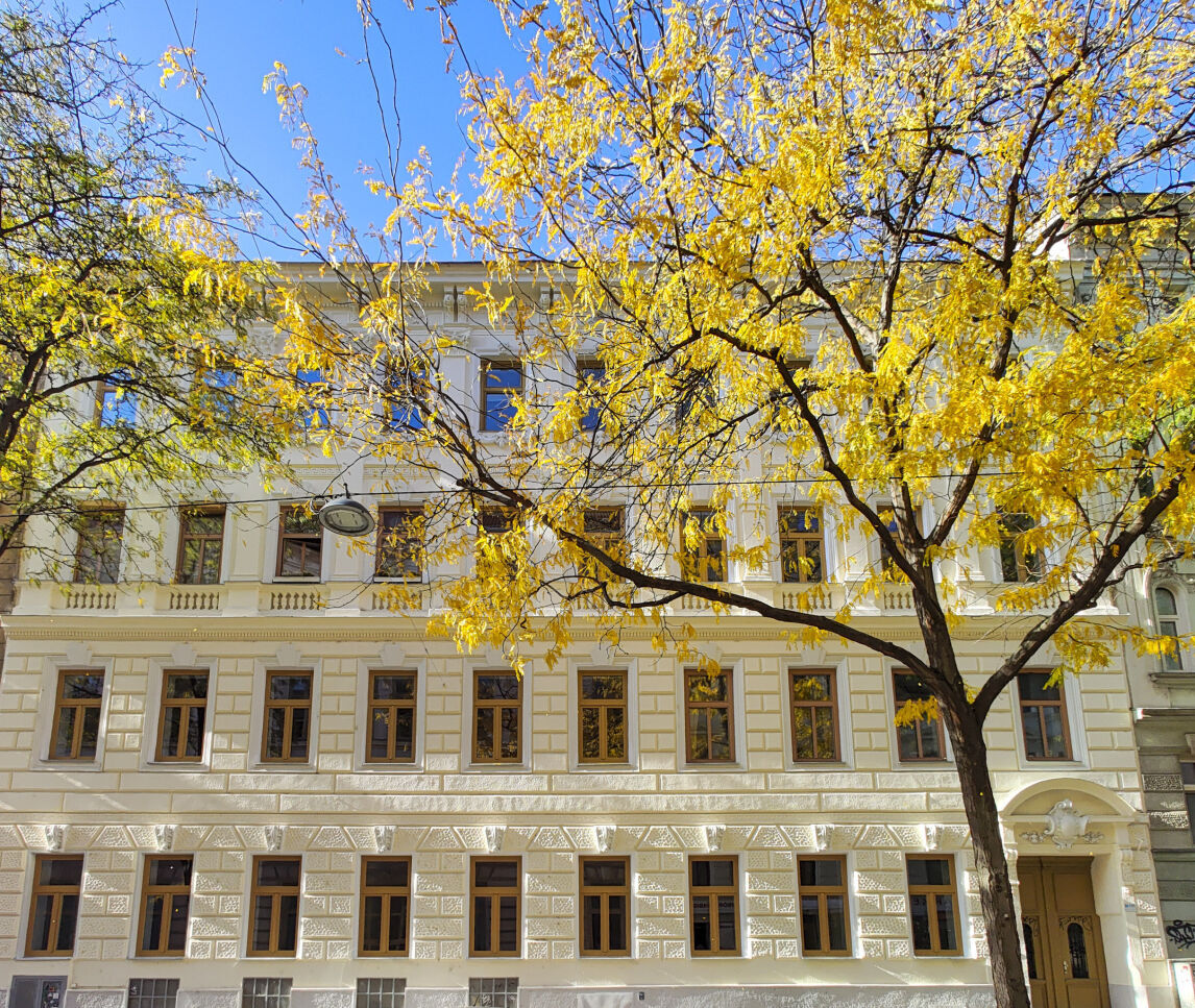 Historische Fassade in neuem Glanz: Die Kröllgasse 27 steht exemplarisch für Wiener Altbauarchitektur mit zeitloser Eleganz und klassischem Stil.
© 3SI Immogroup
