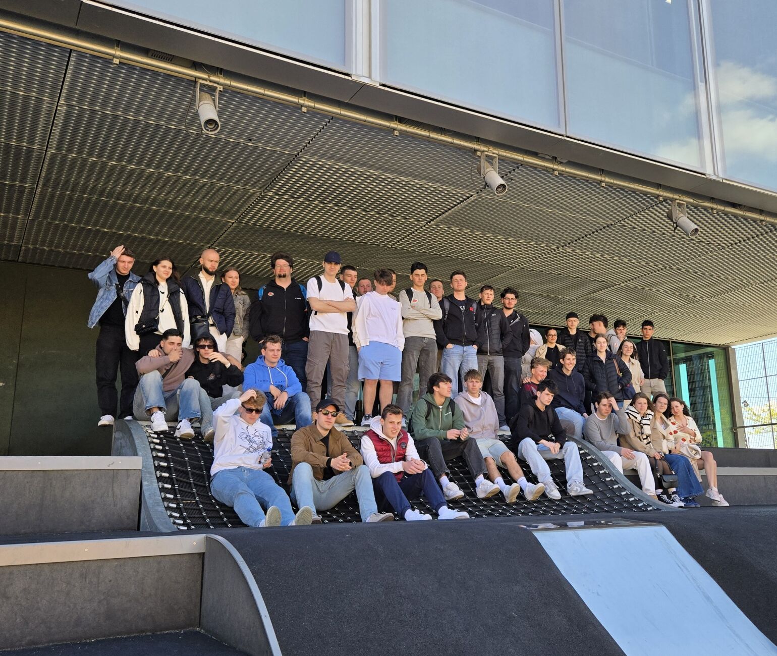 Die SchülerInnen der HTL Mödling im Austausch mit den Förderern über die aktuelle Situation in der Baubranche.